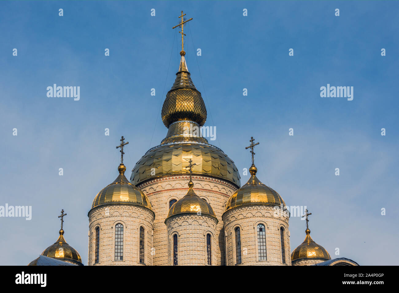 Goldene Kuppel der Kirche auf dem Hintergrund des blauen Himmels. Religion Konzept. Stockfoto