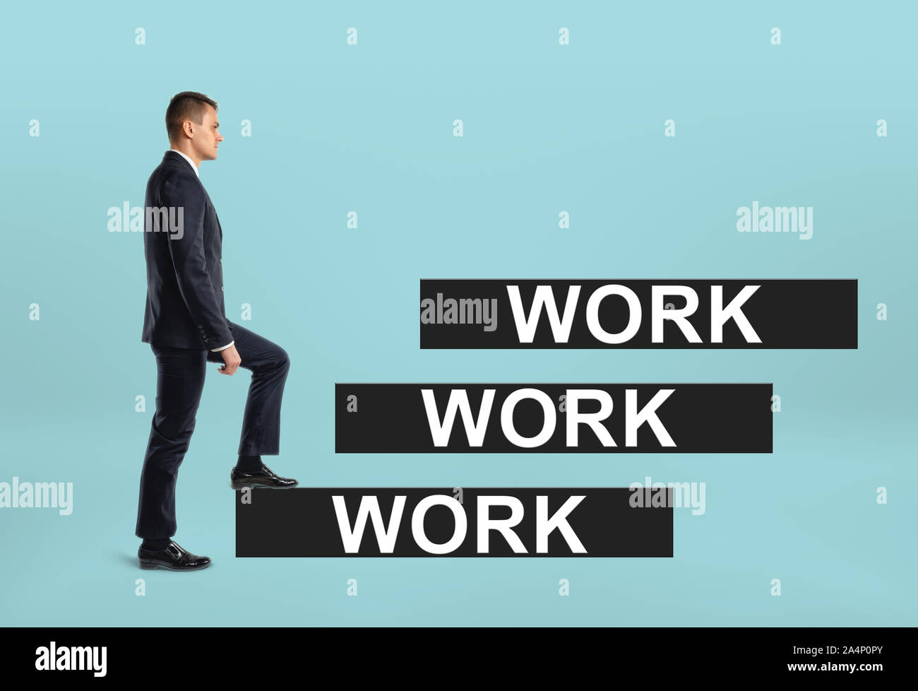Seitenansicht eines Geschäftsmannes Intensivierung der Karriereleiter mit 'Arbeit' Worten auf den Stufen Stockfoto