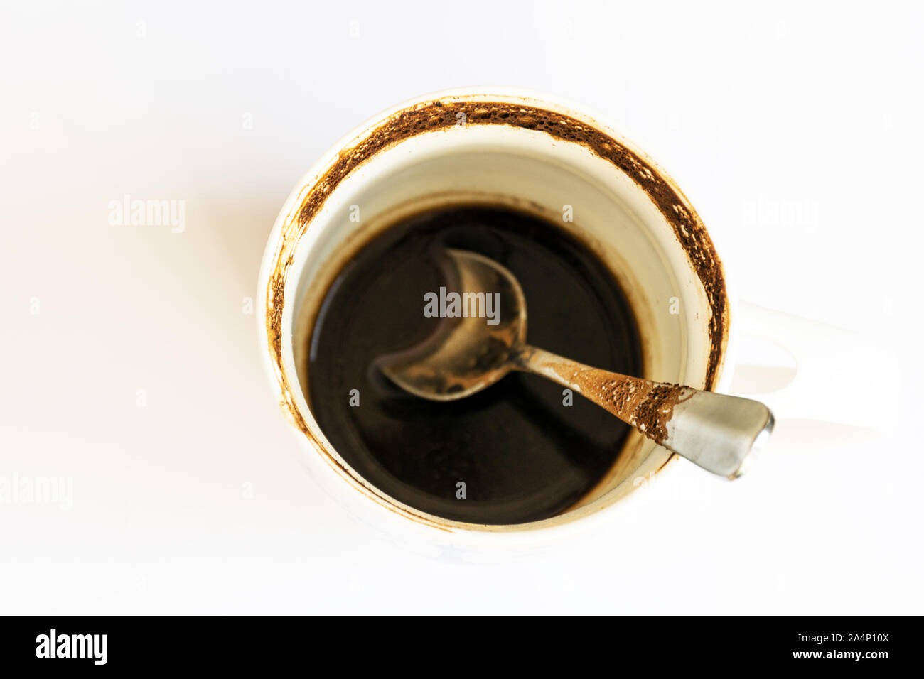 Leere schmutzigen Kaffeetasse auf weißem Hintergrund. Fertige frühstück Bodensatz. Stockfoto