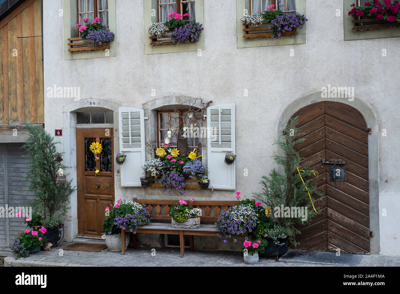 Fenster und Türen in der Altstadt von Gruyère, Schweiz Stockfoto