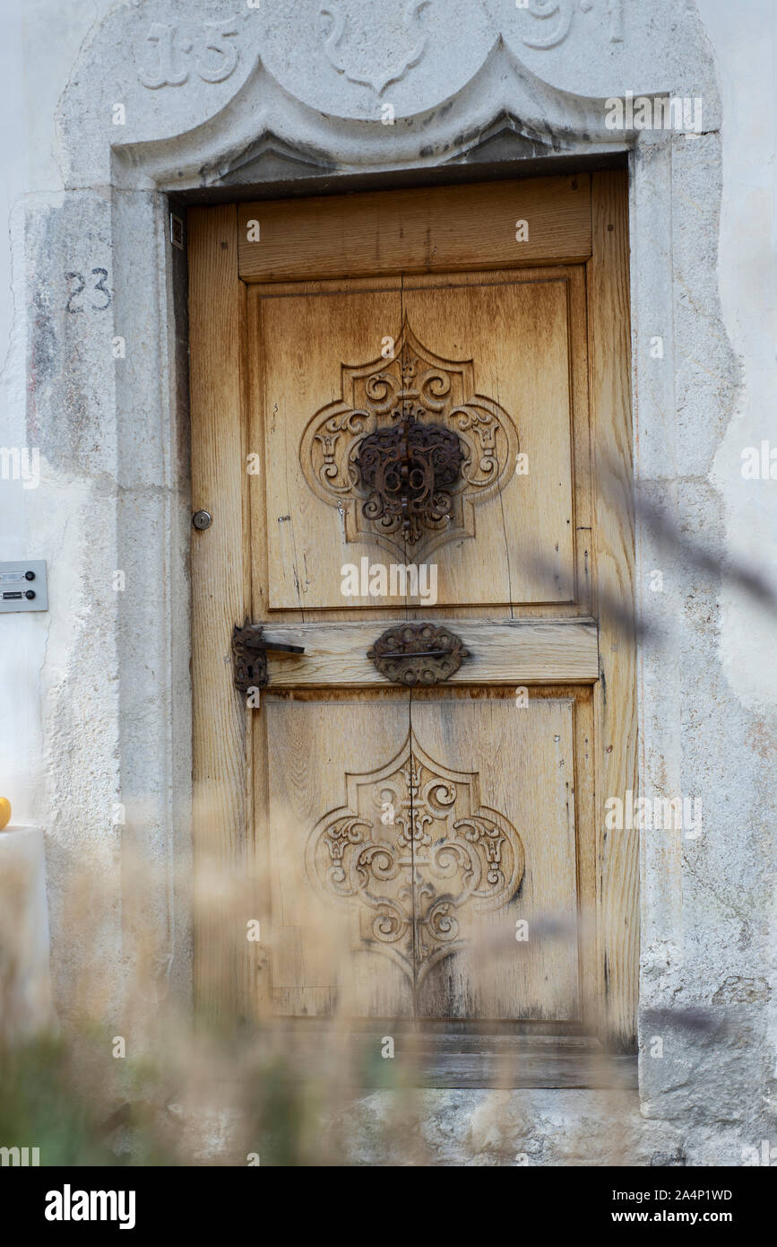 Fenster und Türen in der Altstadt von Gruyère, Schweiz Stockfoto