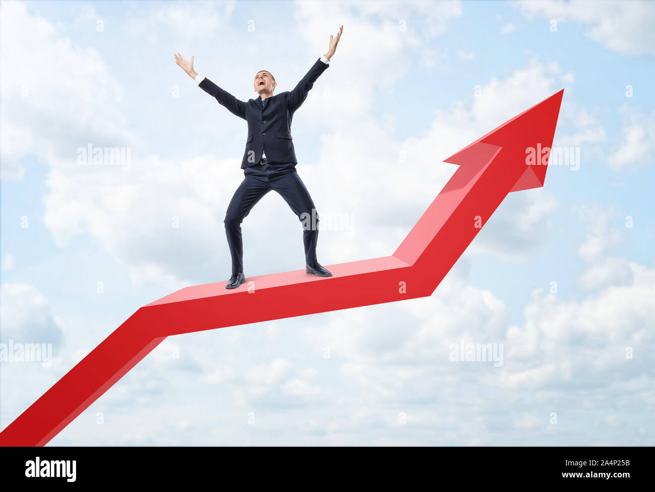 Geschäftsmann zum Ausdruck glücklich und auf Big Red Line Graph mit einem umgedrehten Pfeil Stockfoto