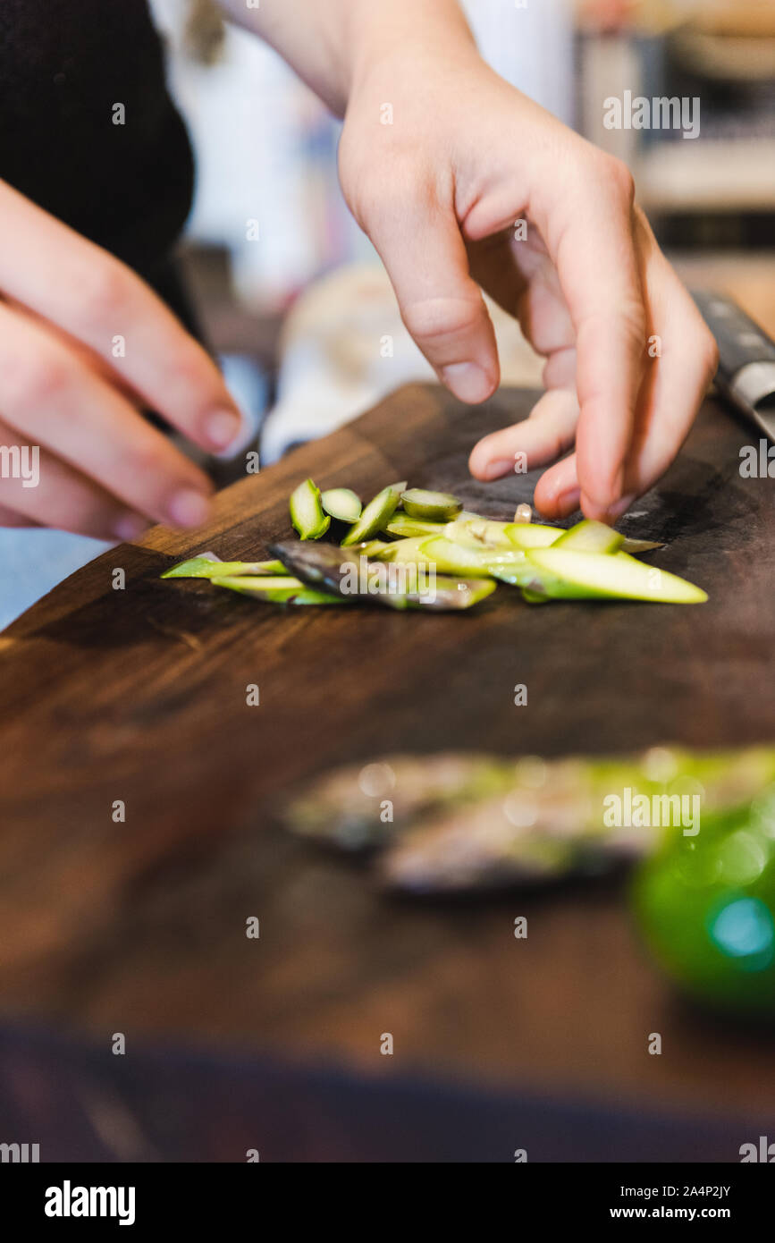 Vorbereitung einer Mahlzeit zu Hause Stockfoto