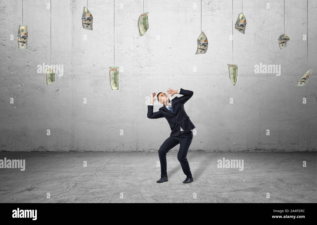 Erschrocken Geschäftsmann in einer Pose mit viel Geld in der Luft hängen Stockfoto