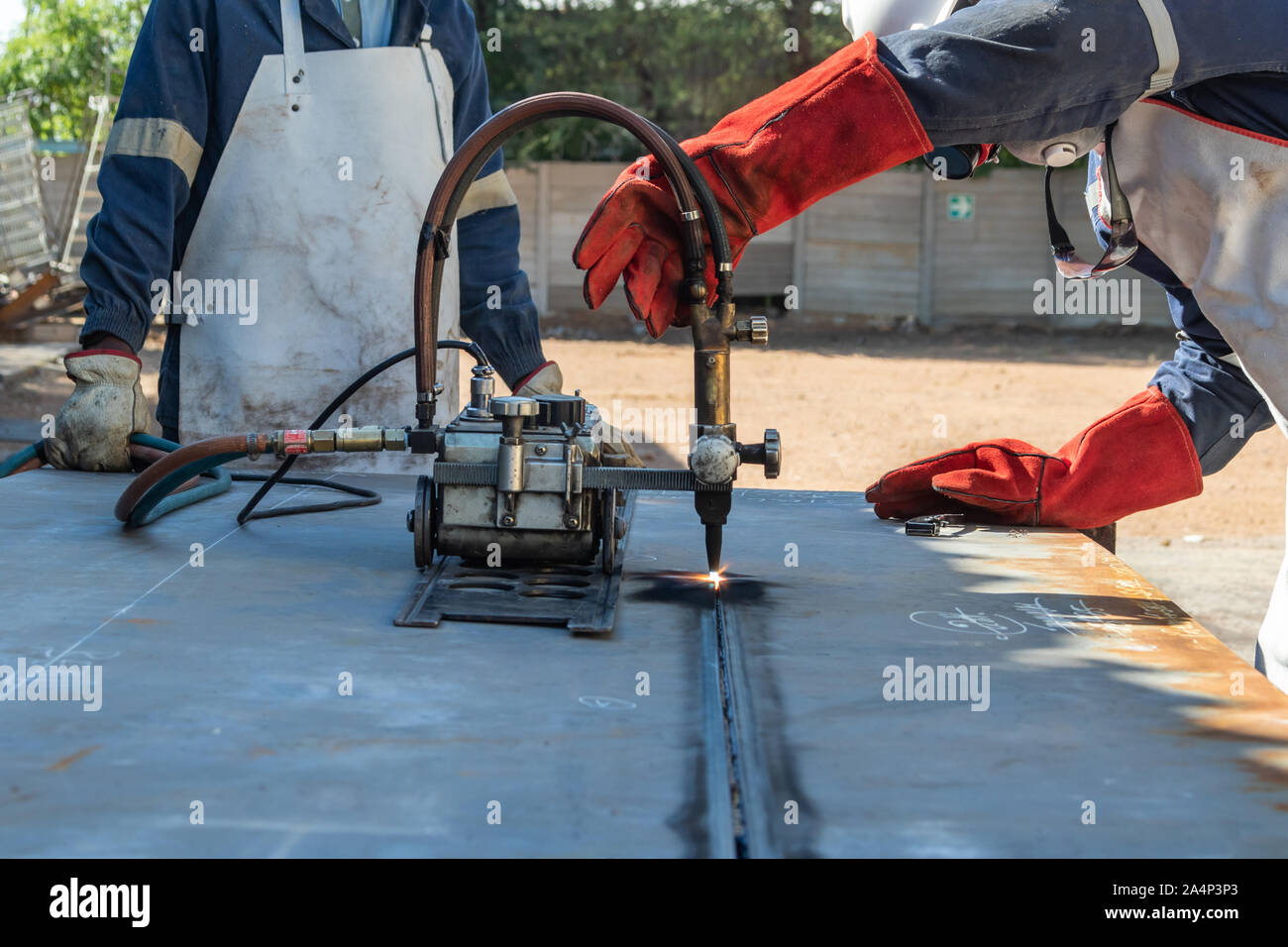 Motswana Schweißgerät Arbeiter in einer Botswana Workshop, mit einem Azetylen-fackel in gerader Linie zu schneiden, Walze Fackel, Stockfoto