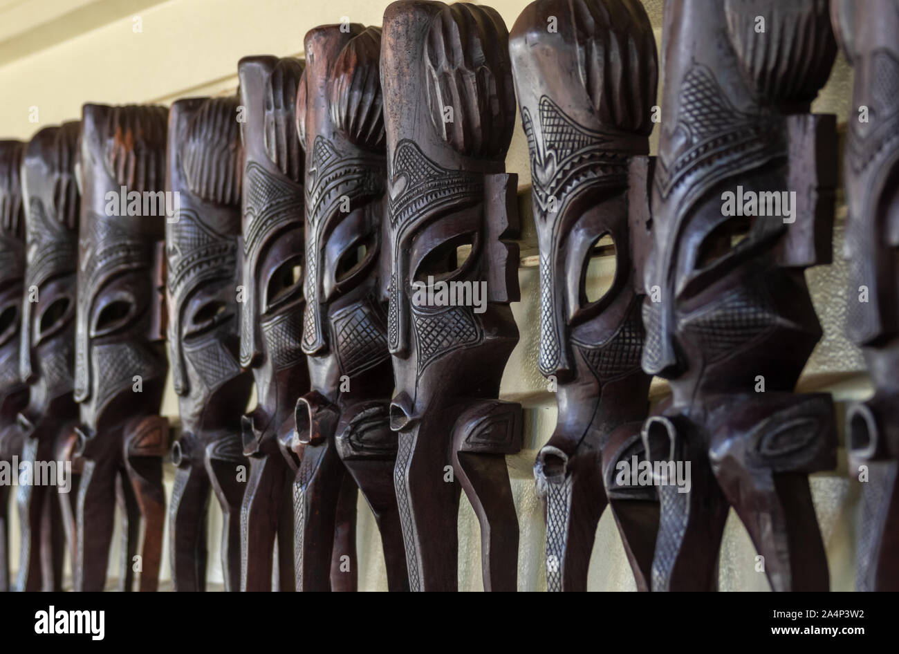 Holz- Vintage afrikanische Kunst, Maske, auf einem Schild Dekoration für Wände Stockfoto