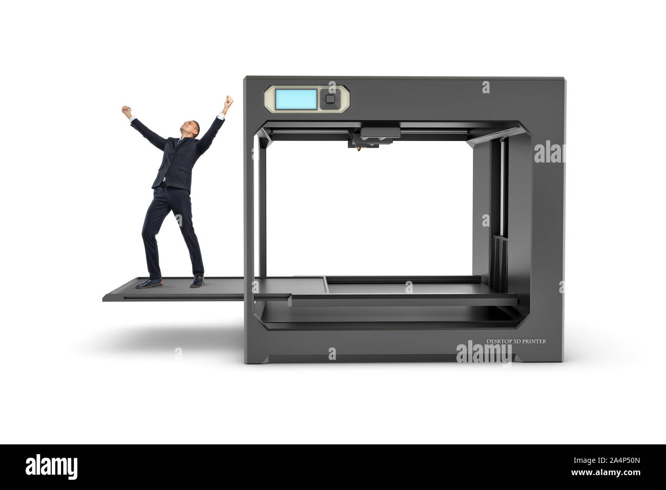 Kleine Unternehmer mit Händen in den Sieg stehen auf herausgezogen drucken Bett von 3D-Drucker. Stockfoto