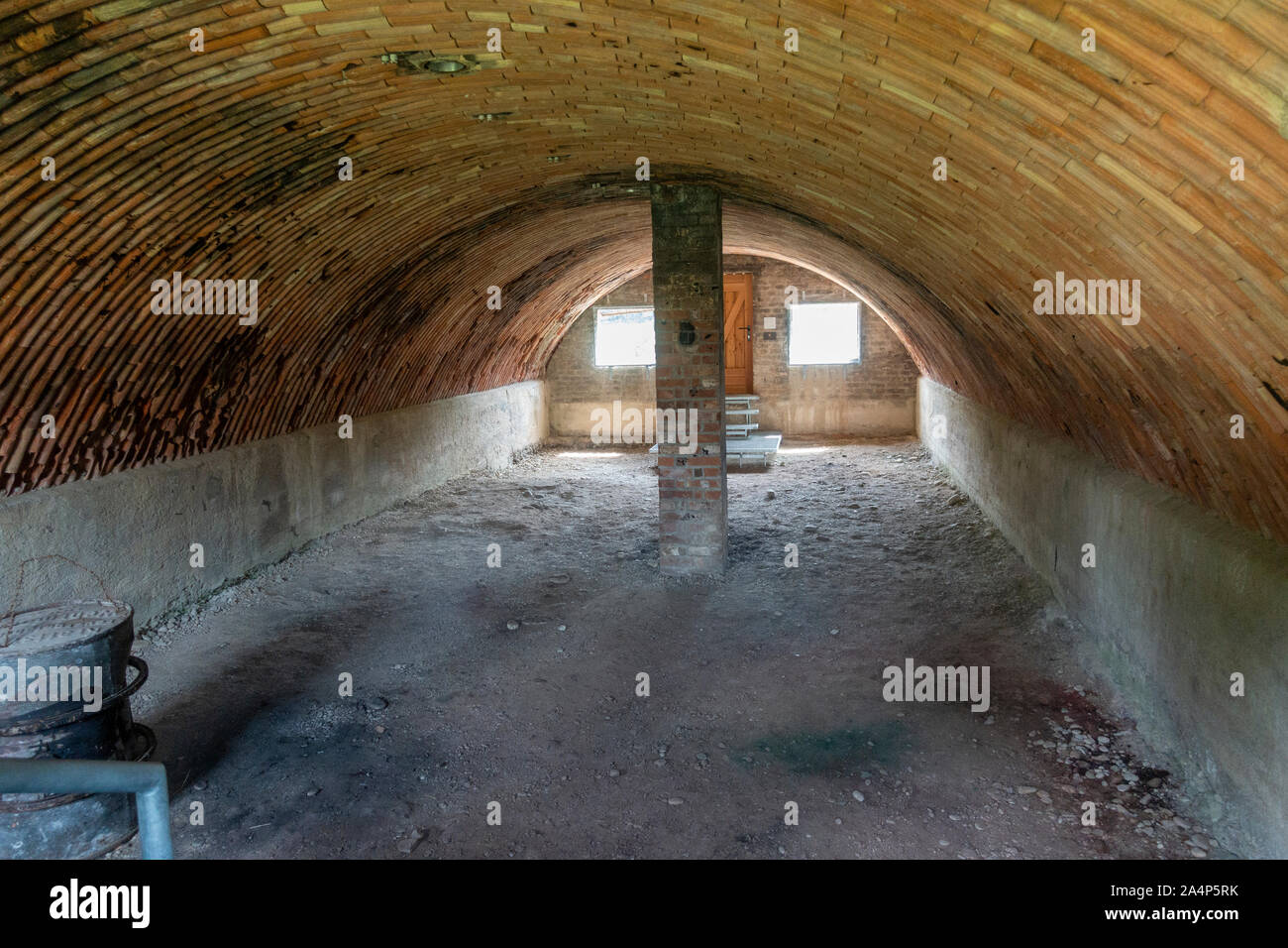 In einem der ruinierten camp Gebäude, jetzt Teil des Europäischen Holocaust Memorial (Kaufering VII) in der Nähe von Landsberg am Lech, Bayern, Deutschland. Stockfoto