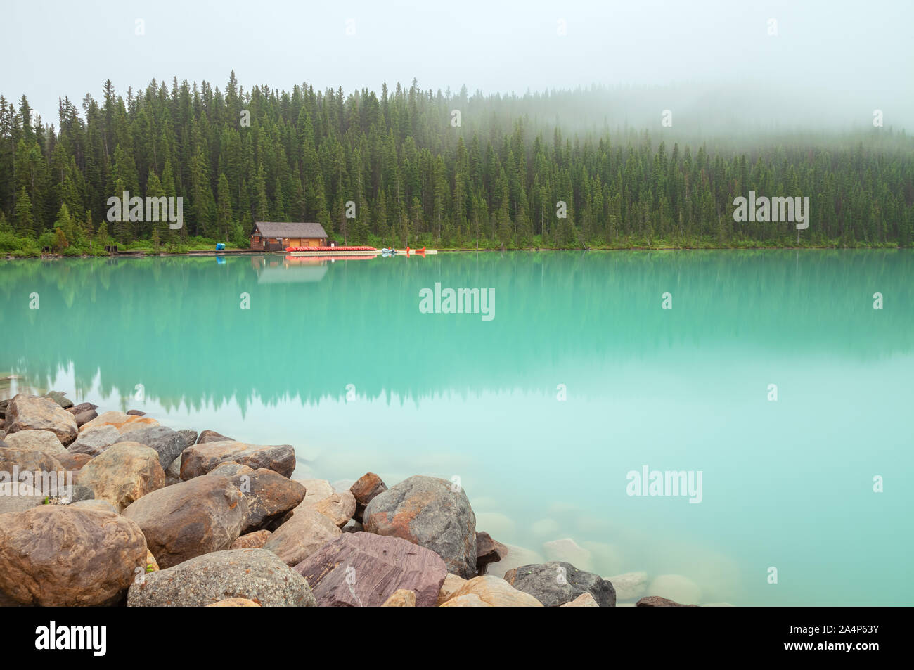 Das Boat House am Lake Louise bei einem regen Sommermorgen, Banff National Park, Alberta, Kanada. Stockfoto