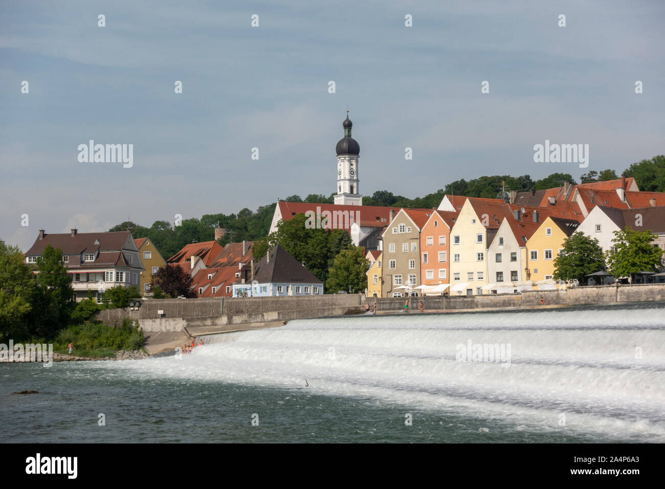 Blick über die Karolinenwehr am Lech in Landsberg am Lech, Bayern, Deutschland. Stockfoto