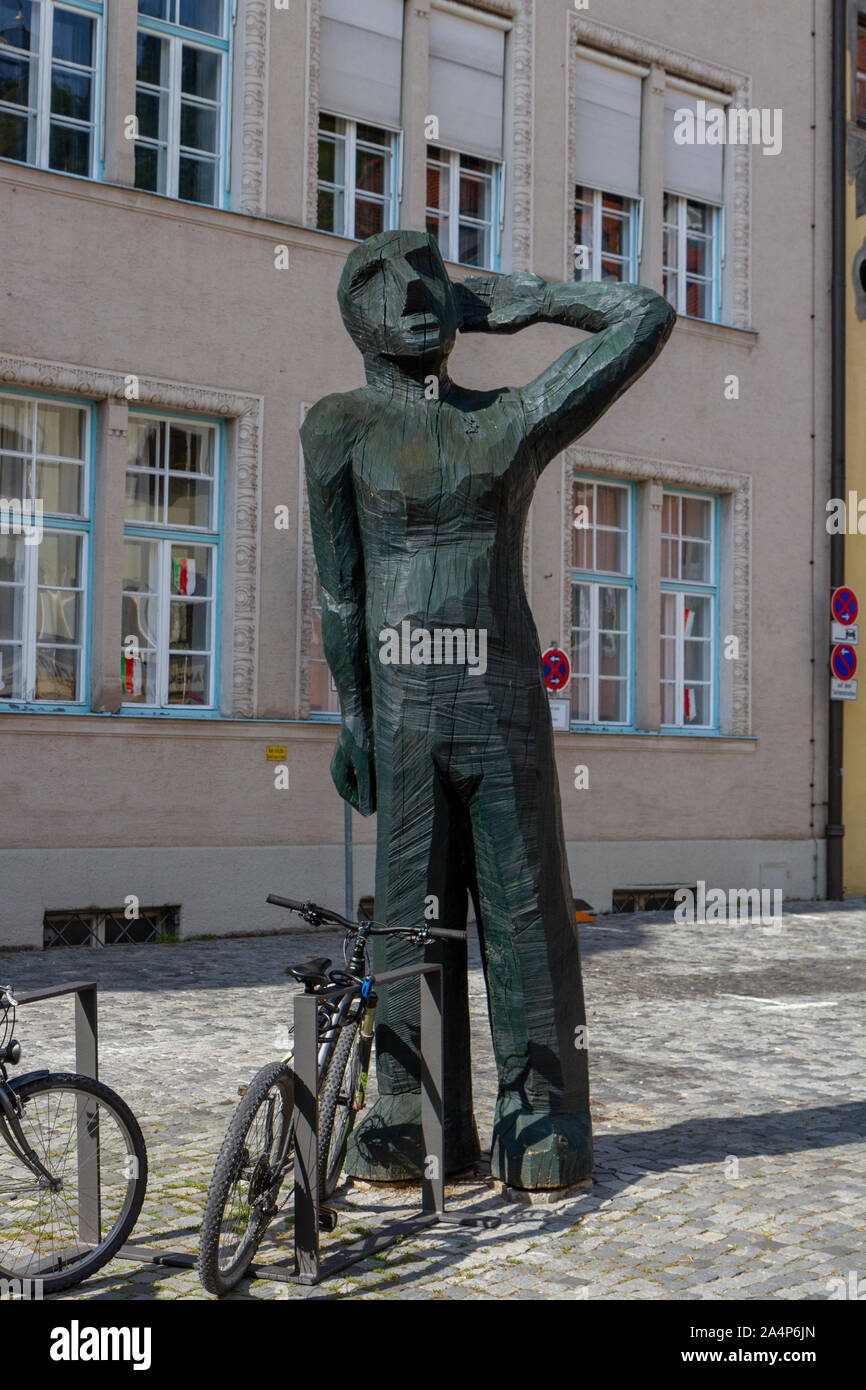 Hölzerne Skulptur außerhalb der Städtischen Musikschule in Landsberg am Lech, Bayern, Deutschland. Stockfoto