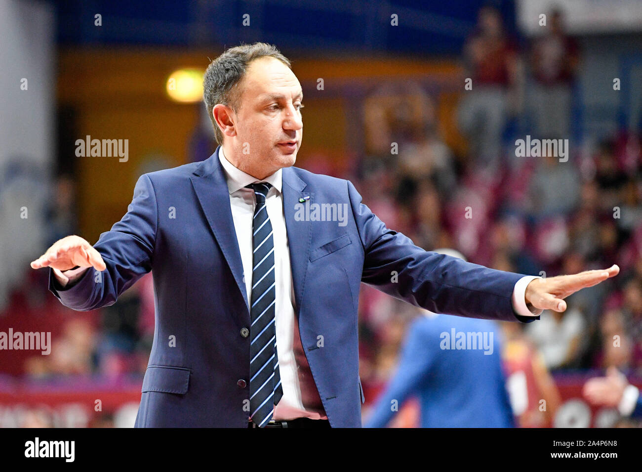 Venezia, Italien. 15 Okt, 2019. Orhun Ene Trainer von tofas Bursa, Türkei, während Umana Reyer Venezia vs Tofas Bursa - Basketball EuroCup Meisterschaft - Credit: LPS/Alessio Marini/Alamy leben Nachrichten Stockfoto