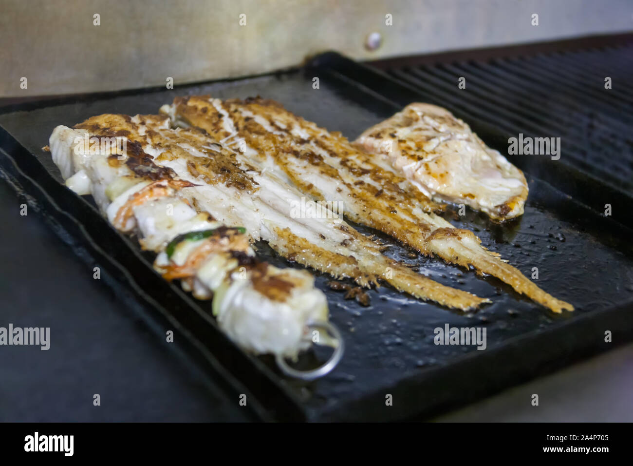 Fisch auf dem Grill, Seezunge und Spieß mit Paprika Tomaten und Krabben Stockfoto