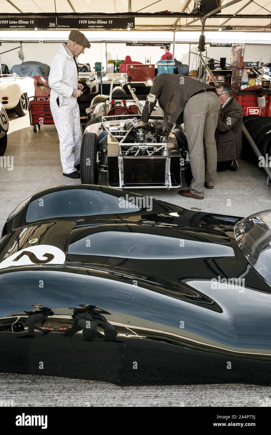 Team Mechaniker arbeiten am 1959 Lotus-Climax 15 im Fahrerlager Garage während der 2019 Goodwood Revival, Sussex, UK. Sussex Trophy Teilnehmer. Stockfoto