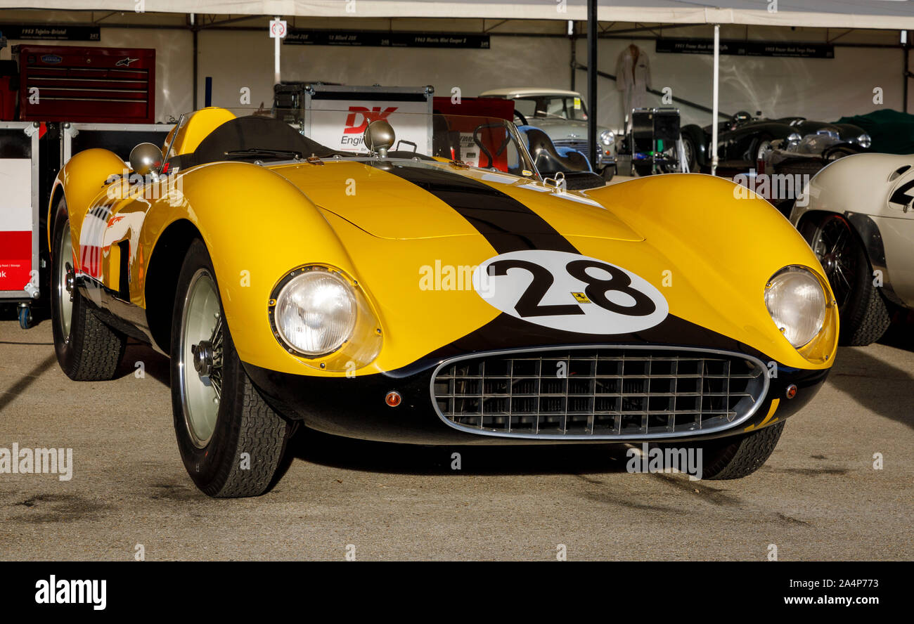 1957 Ferrari 500 TRC, Freddie März Memorial Trophy Teilnehmer, im Fahrerlager am 2019 Goodwood Revival, Sussex, UK. Stockfoto