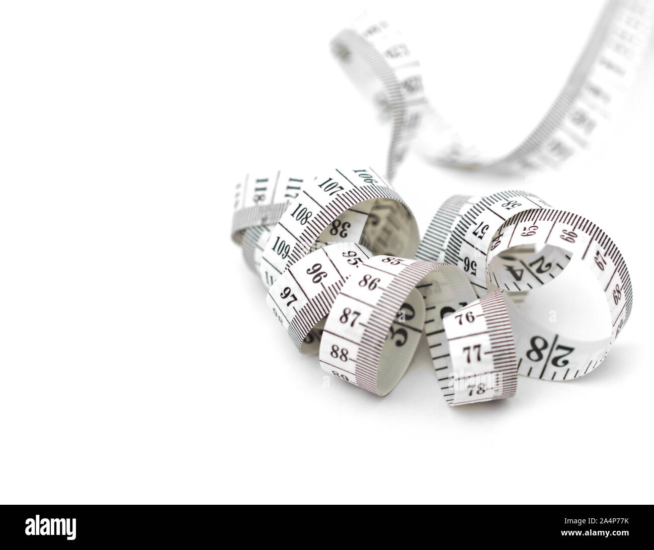 Maßband für Schneider auf weißem Hintergrund Stockfoto