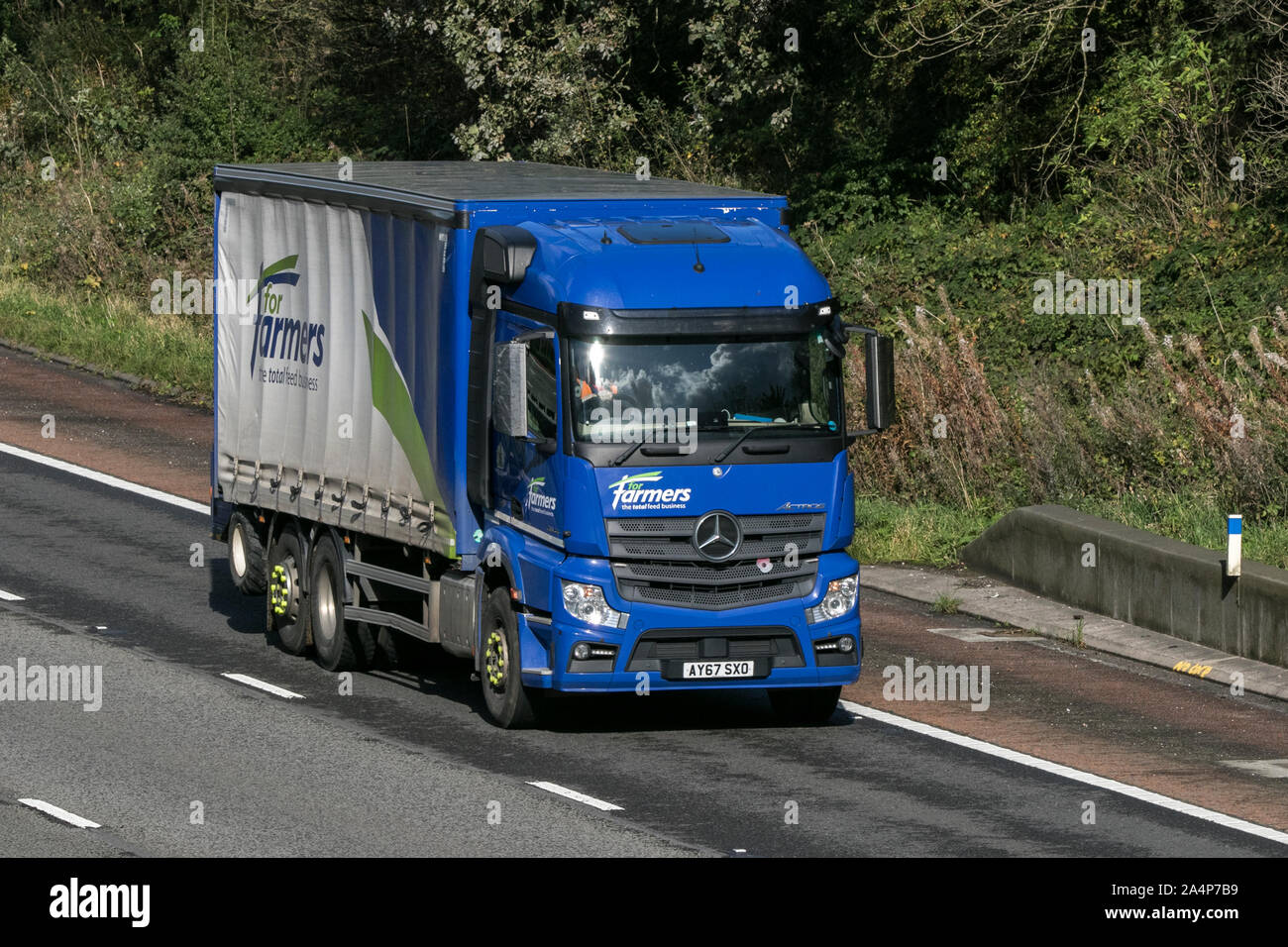 Die Landwirte Mercedes Akteure starrer Körper Windowbags Lkw fahren auf der M61-Autobahn in der Nähe von Manchester, Großbritannien Stockfoto