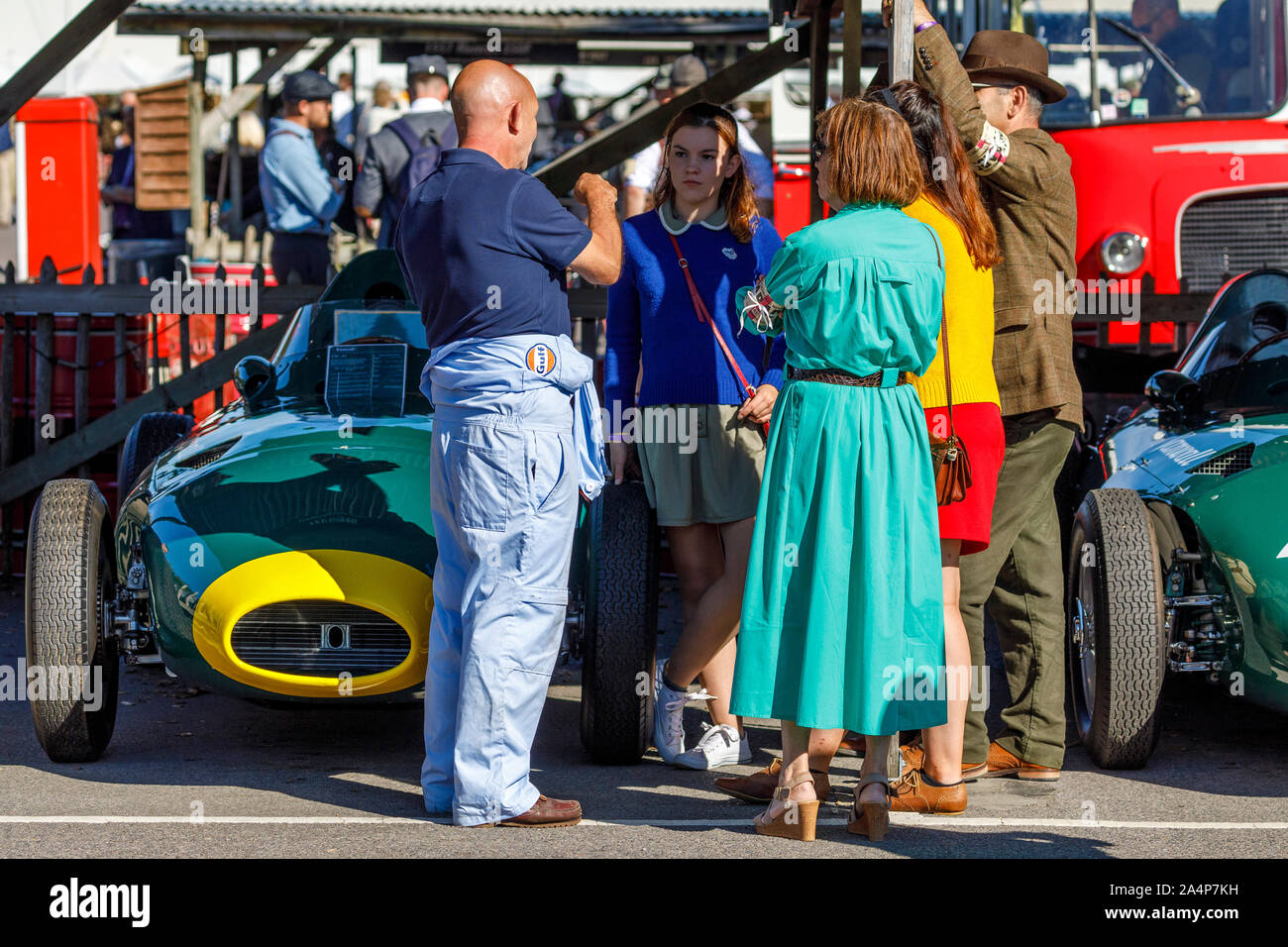 Treiber mit Besucher im 2019 Goodwood Revival, Sussex, UK. Stockfoto