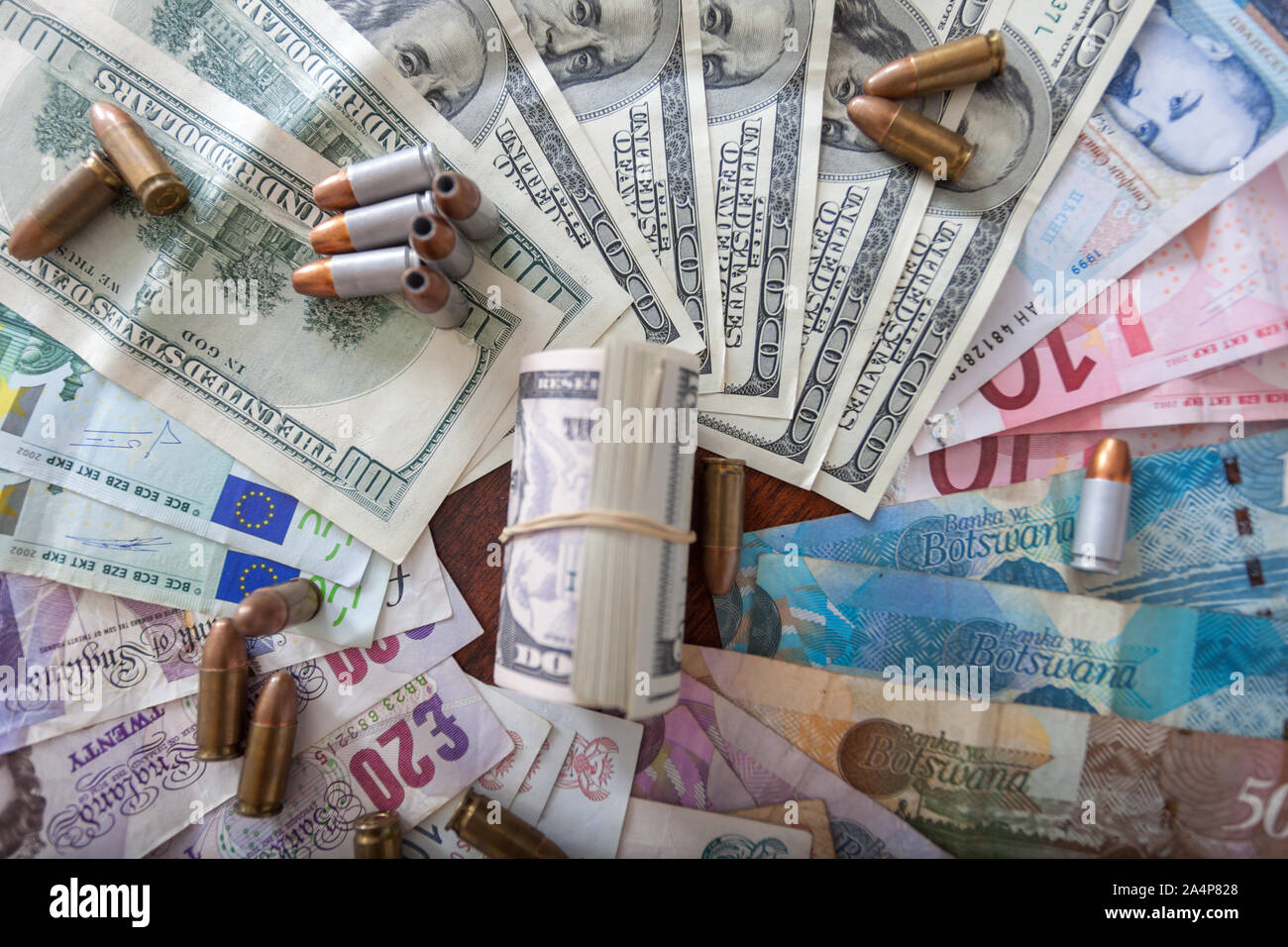 Dirty afrikanischen Geld zusammen mit Kugeln kriminelle Aktivitäten, Pula, Rand Stockfoto