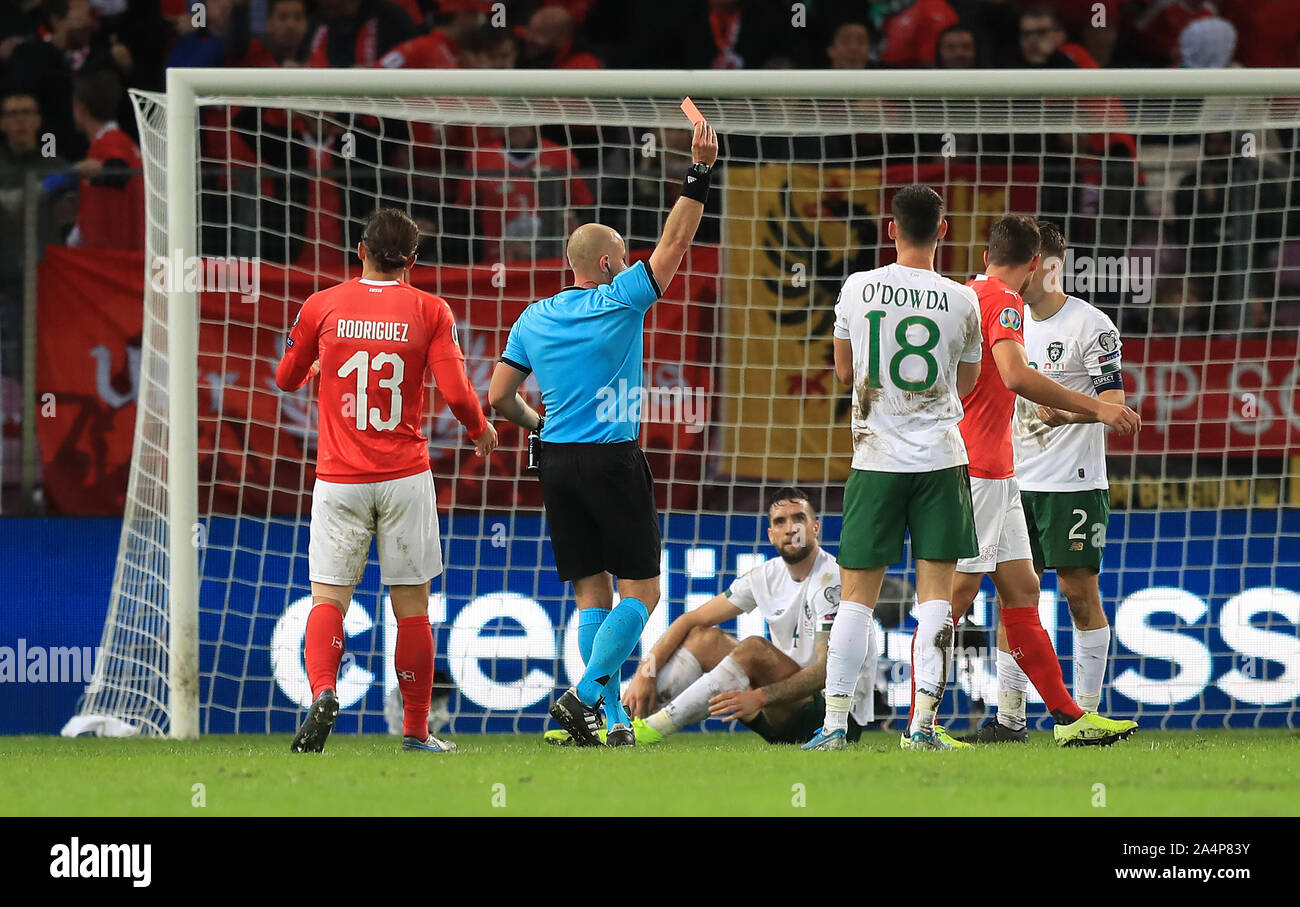 Republik Irland Seamus Coleman (rechts) wird während der UEFA EURO 2020 gesendet Qualifying im Stade de Geneve, Genf. Stockfoto