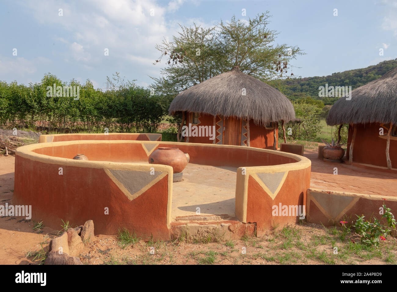 Traditionelles Haus aus dem südlichen Afrika in Botswana, runde Form mit Strohdach Stockfoto