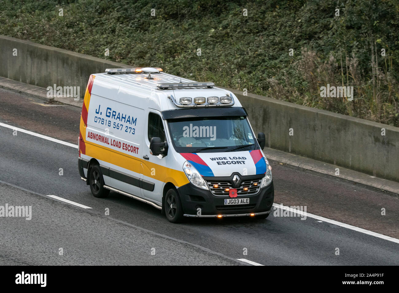 J. Graham anormale Last escort Fahrzeug Renault Master Reisen auf der Autobahn M6 in der Nähe von Preston in Lancashire, Großbritannien Stockfoto