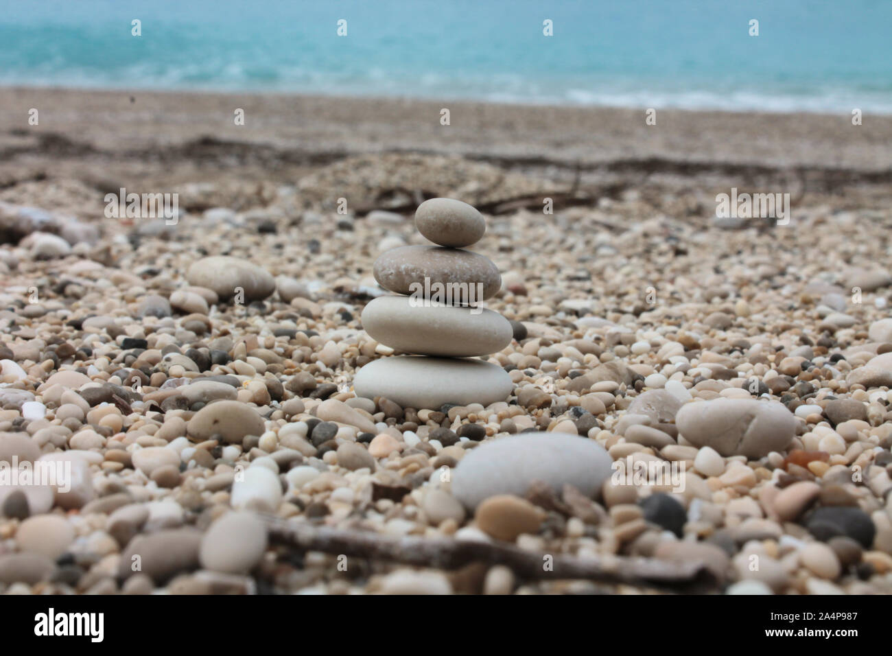 Kleine Cairn auf einem Strand Stockfoto