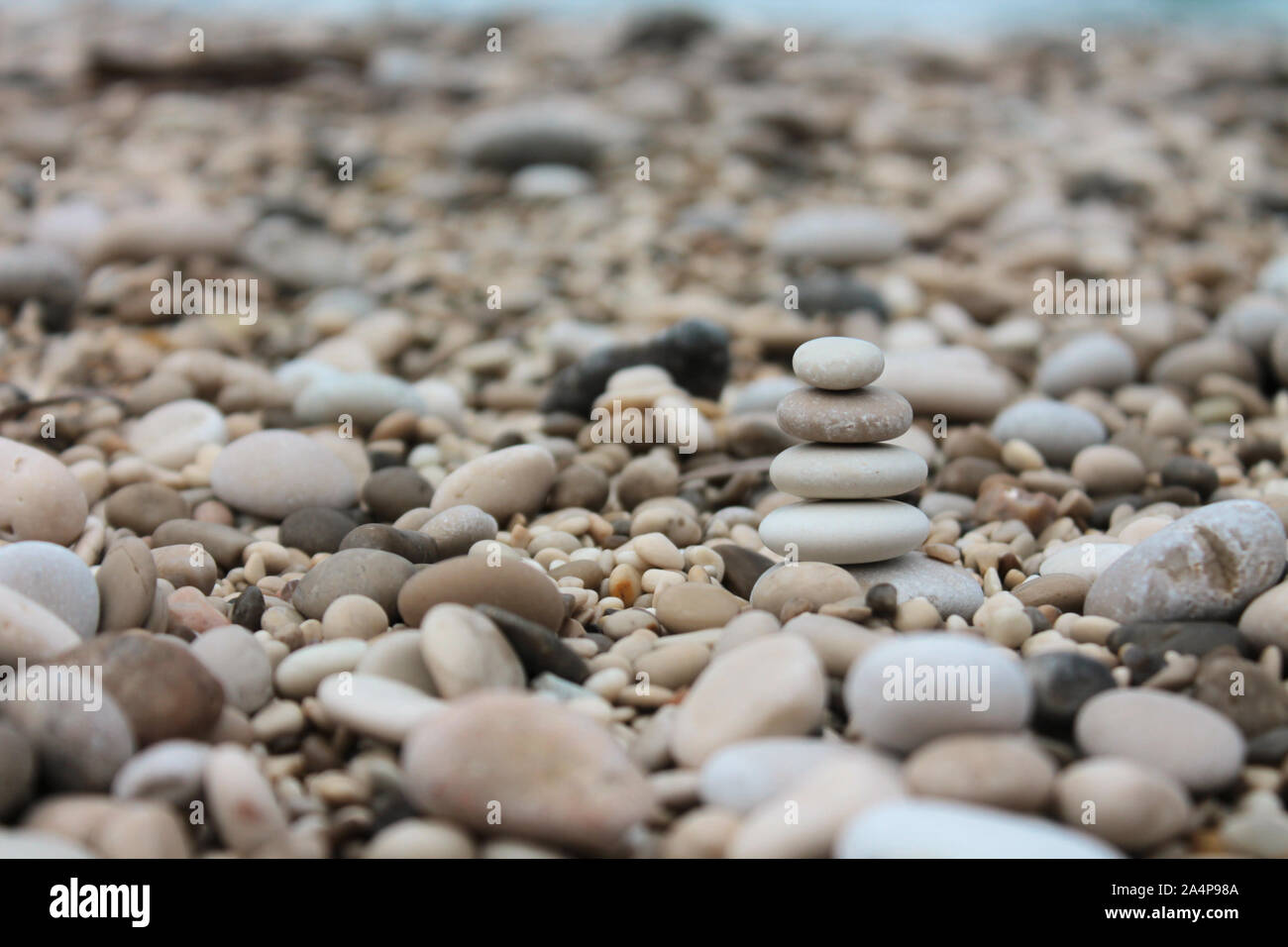 Kleine Cairn auf einem Strand Stockfoto