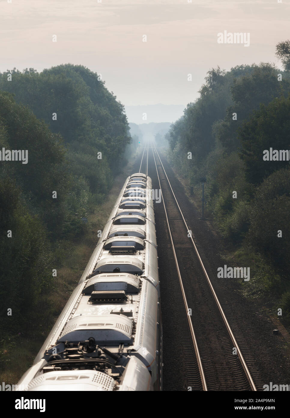 London North Eastern Railway Klasse 800 bi-Modus Azuma Zug 800107 vorbei Saxilby, Lincs während leere Lager. Stockfoto