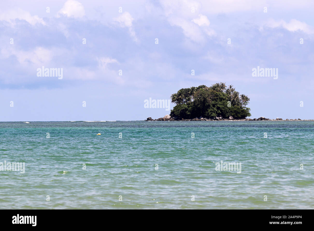Tropische Insel mit Palmen in ein Meer, malerische Aussicht auf den ruhigen Wasser. Bunte Meereslandschaft mit blauem Himmel und weißen Wolken, Ferien Stockfoto