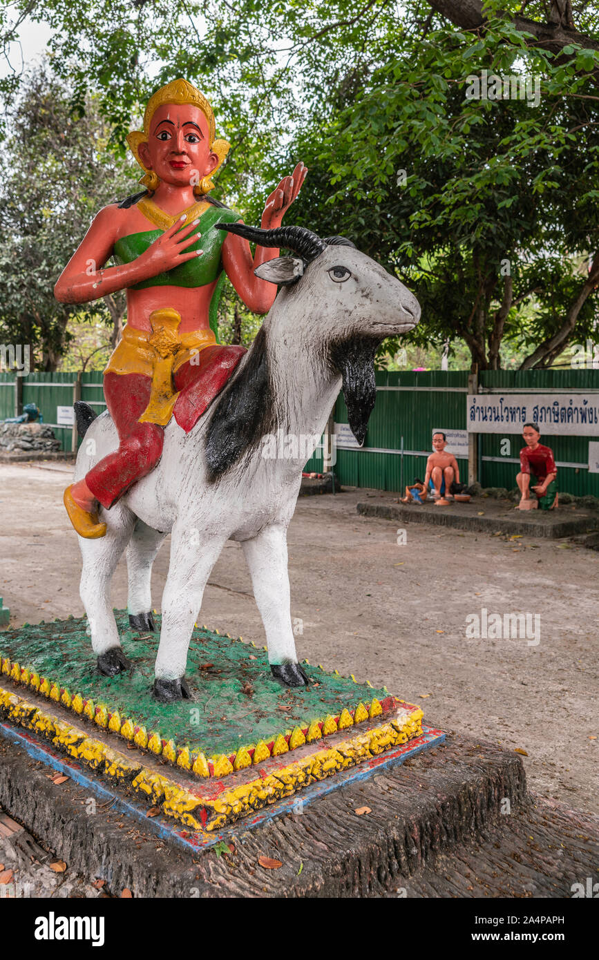 Bang Saen, Thailand - 16. März 2019: Wang Saensuk buddhistischen Kloster. Bunte Statue der Frau, schwarz-weiße Ziege Jahr der Ziege zu feiern. Stockfoto