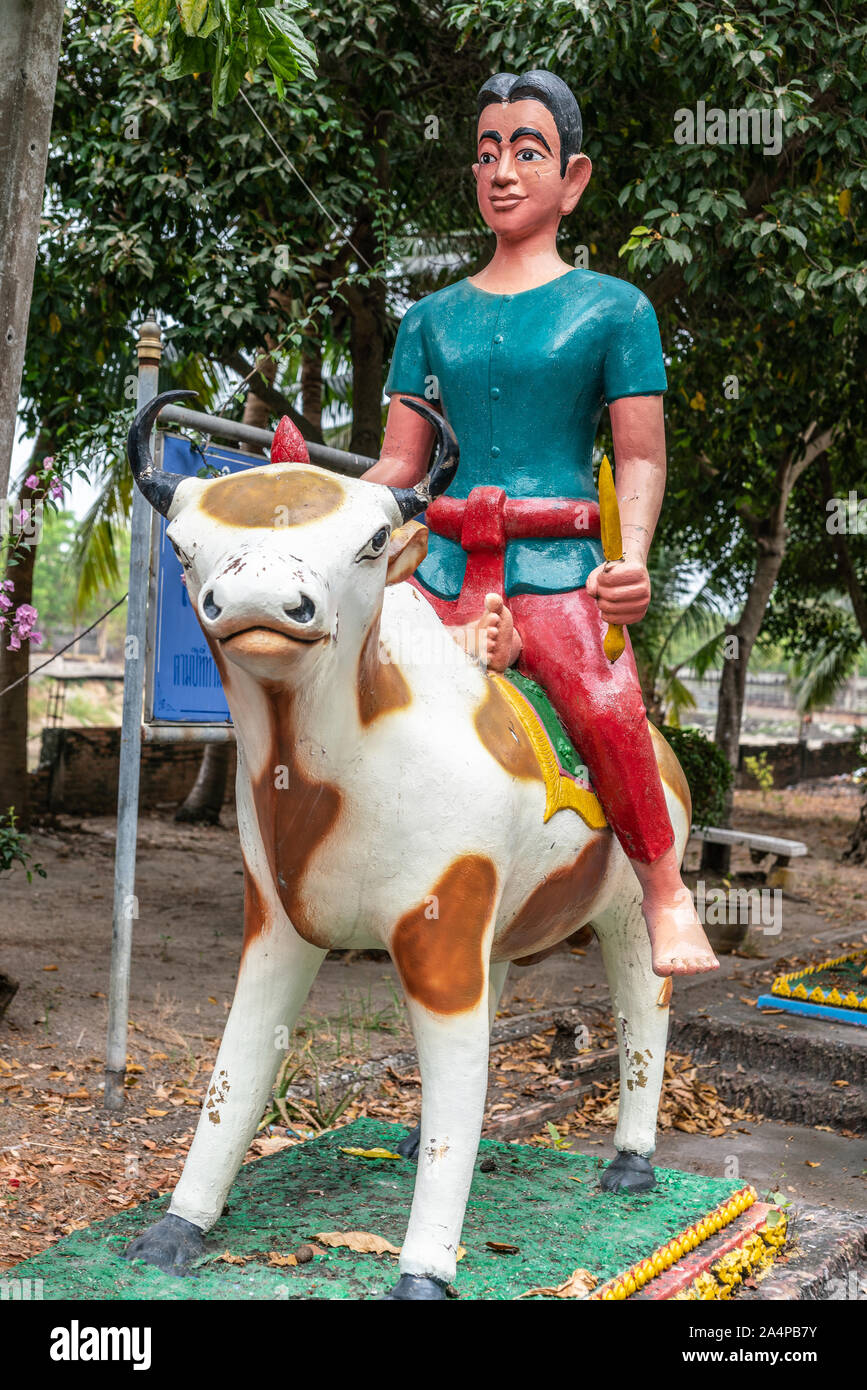 Bang Saen, Thailand - 16. März 2019: Wang Saensuk buddhistischen Kloster. Bunte Statue von Mann, Weiß-Braun Büffel zum Jahr des Ochsen feiern. Grün Stockfoto