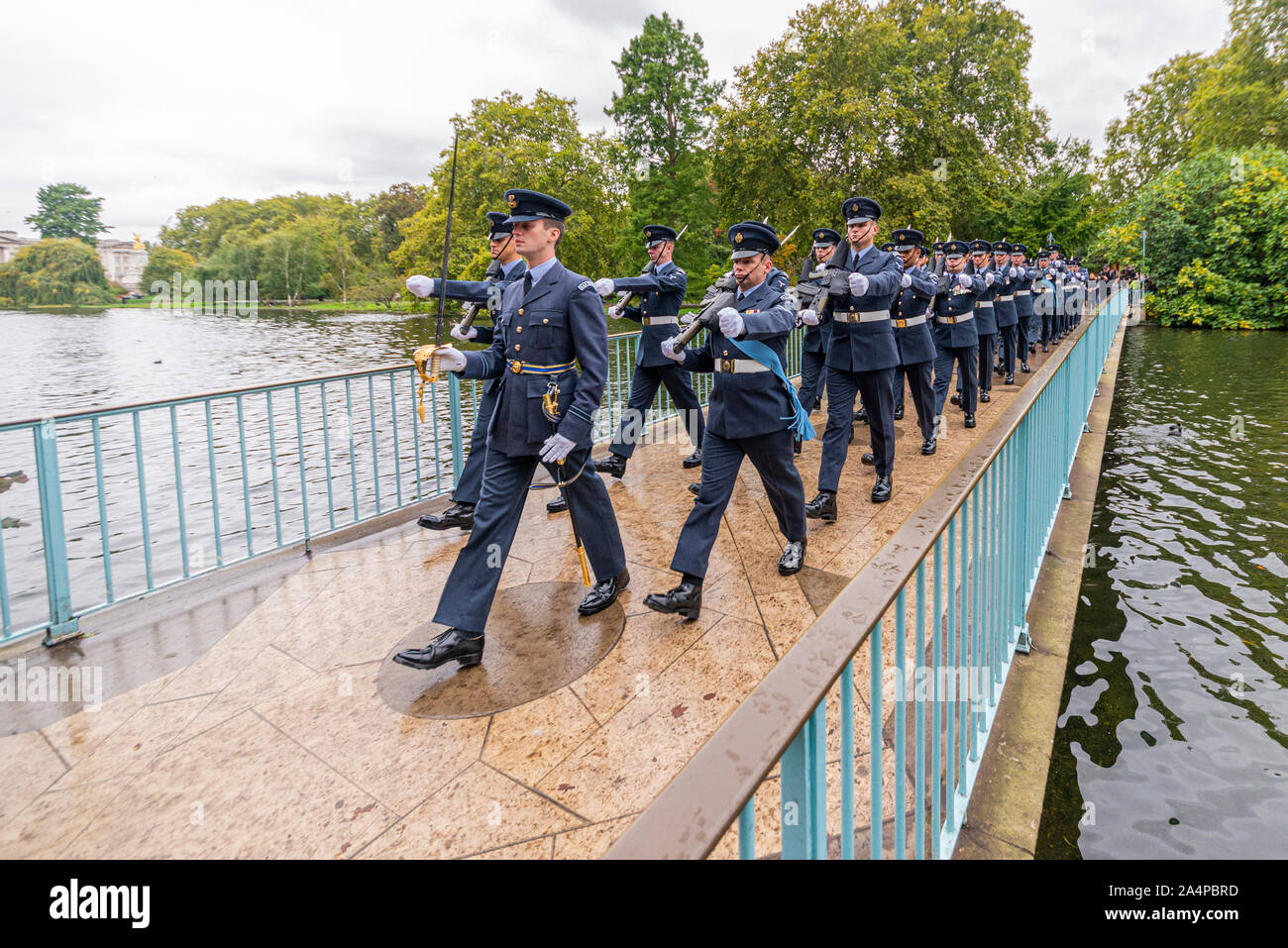 Royal Air Force RAF marschieren die blaue Brücke in St. James's Park in der Nähe von Buckingham Palace nach der Öffnung des Parlaments, London, UK Stockfoto