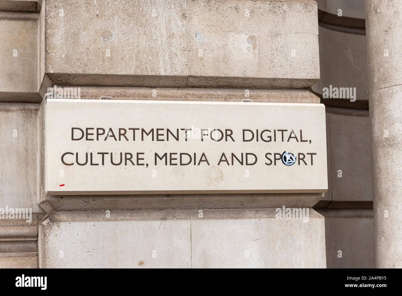 Abteilung für Digitale, Kultur, Medien und Sport Büro in Whitehall, Westminster, London, UK, vom Aussterben Rebellion Aufkleber zapped Anmelden Stockfoto