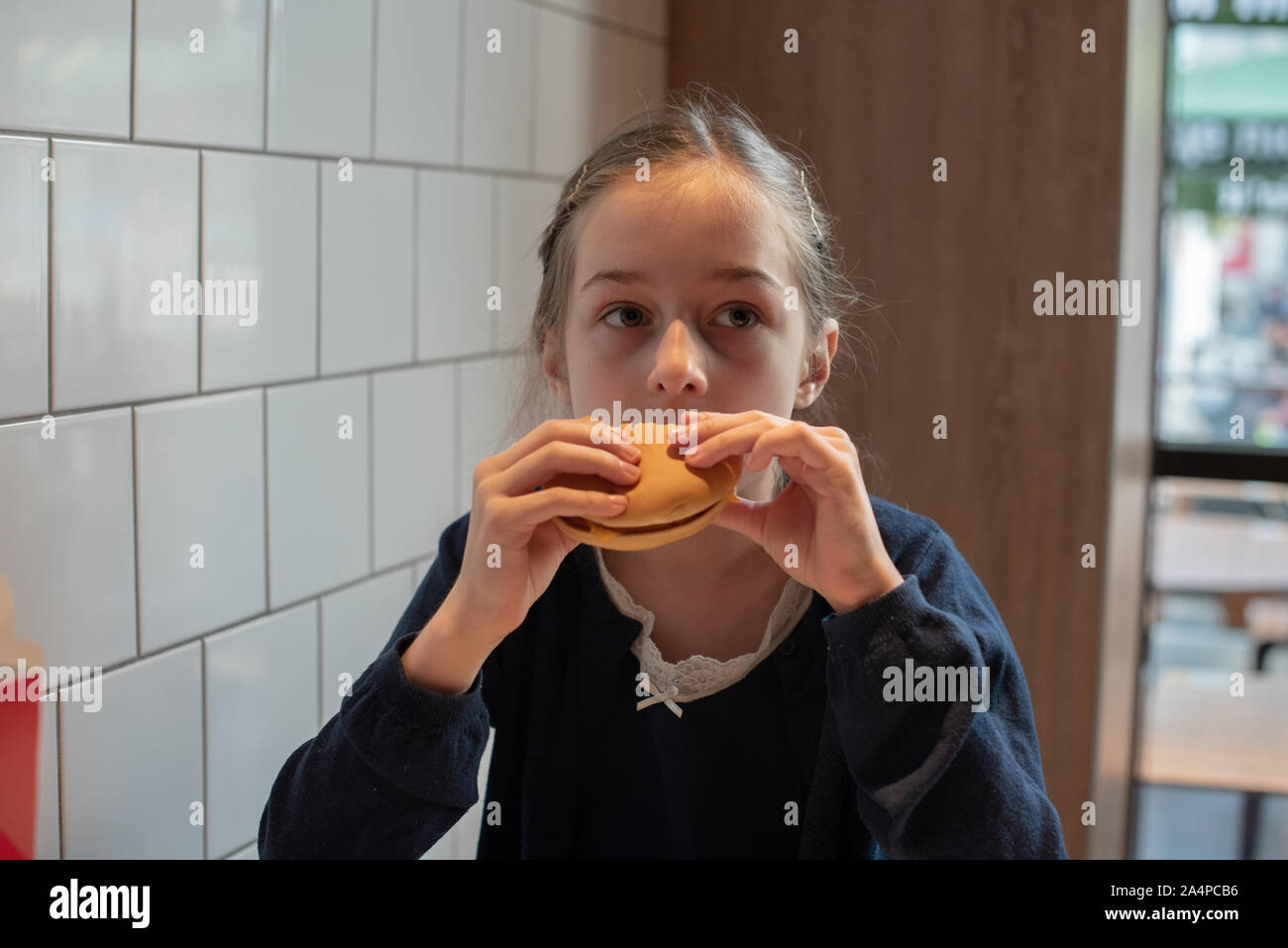 Gerne Jugendlich Mädchen Essen Einen Burger Und Pommes Frites Schülerin Einen Burger Essen Ein 