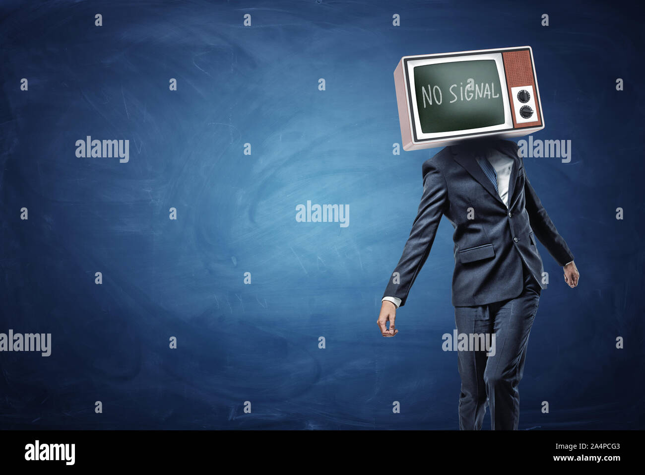 Unregelmäßige Geschäftsmann auf blauem Hintergrund mit einem TV seinen Kopf ersetzen und zeigt schwarzen Bildschirm und kein Signal schreiben. Stockfoto