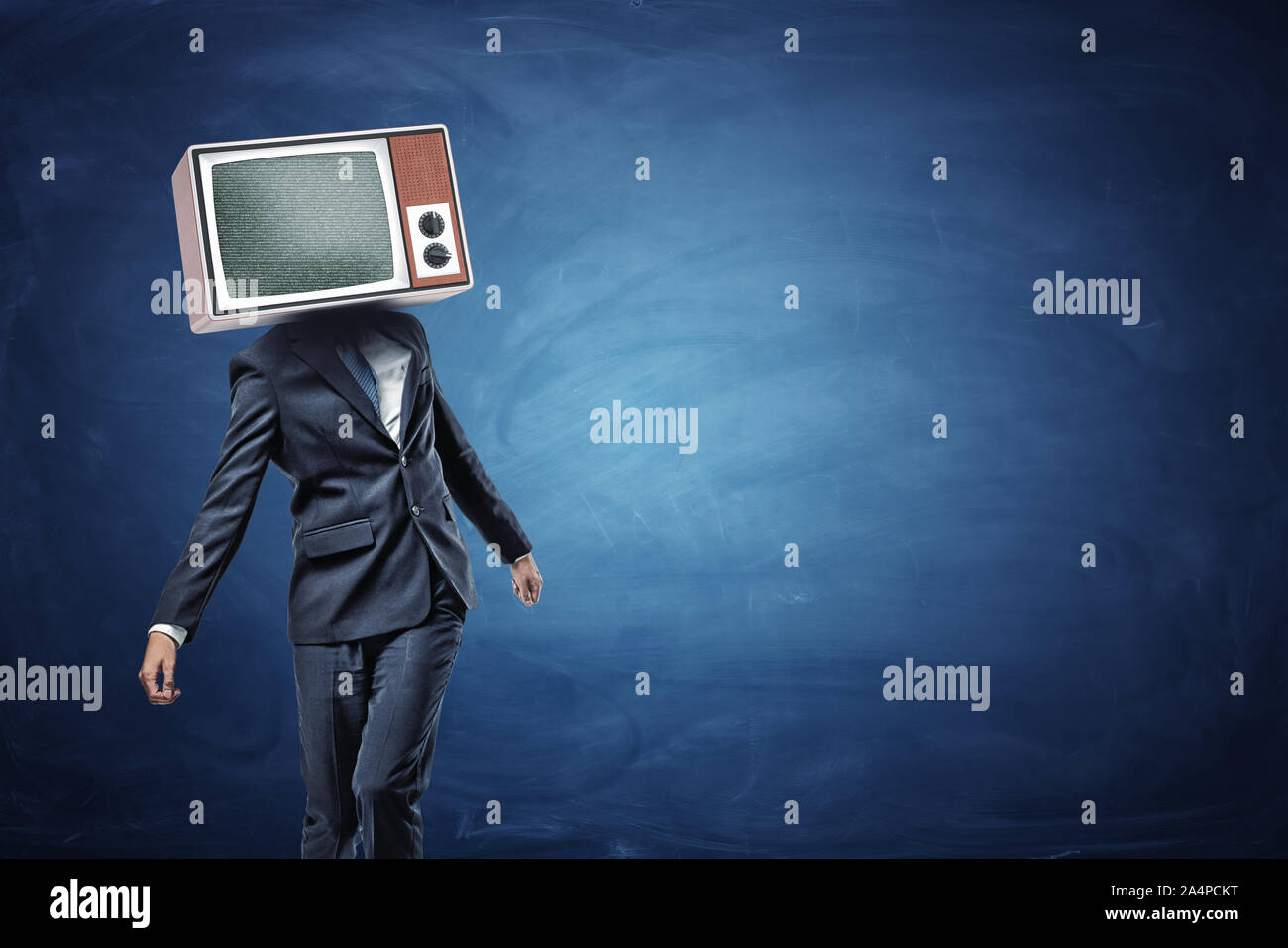 Unregelmäßige Geschäftsmann ständigen ungleichmäßig mit einem großen retro TV auf seinem Kopf, Grau, Rauschen. Stockfoto