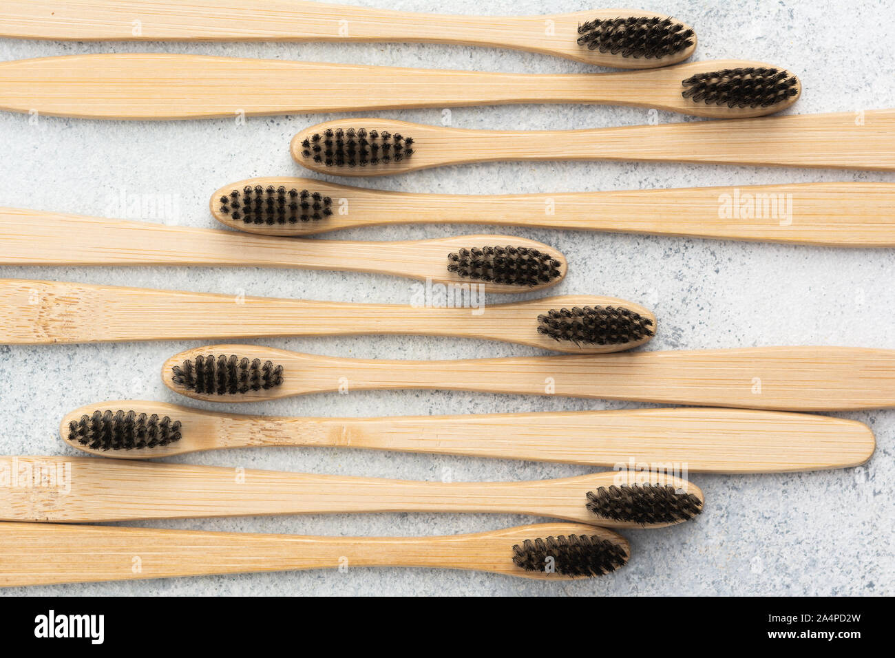 Bambus Zahnbürsten auf weißem Tisch Stockfoto