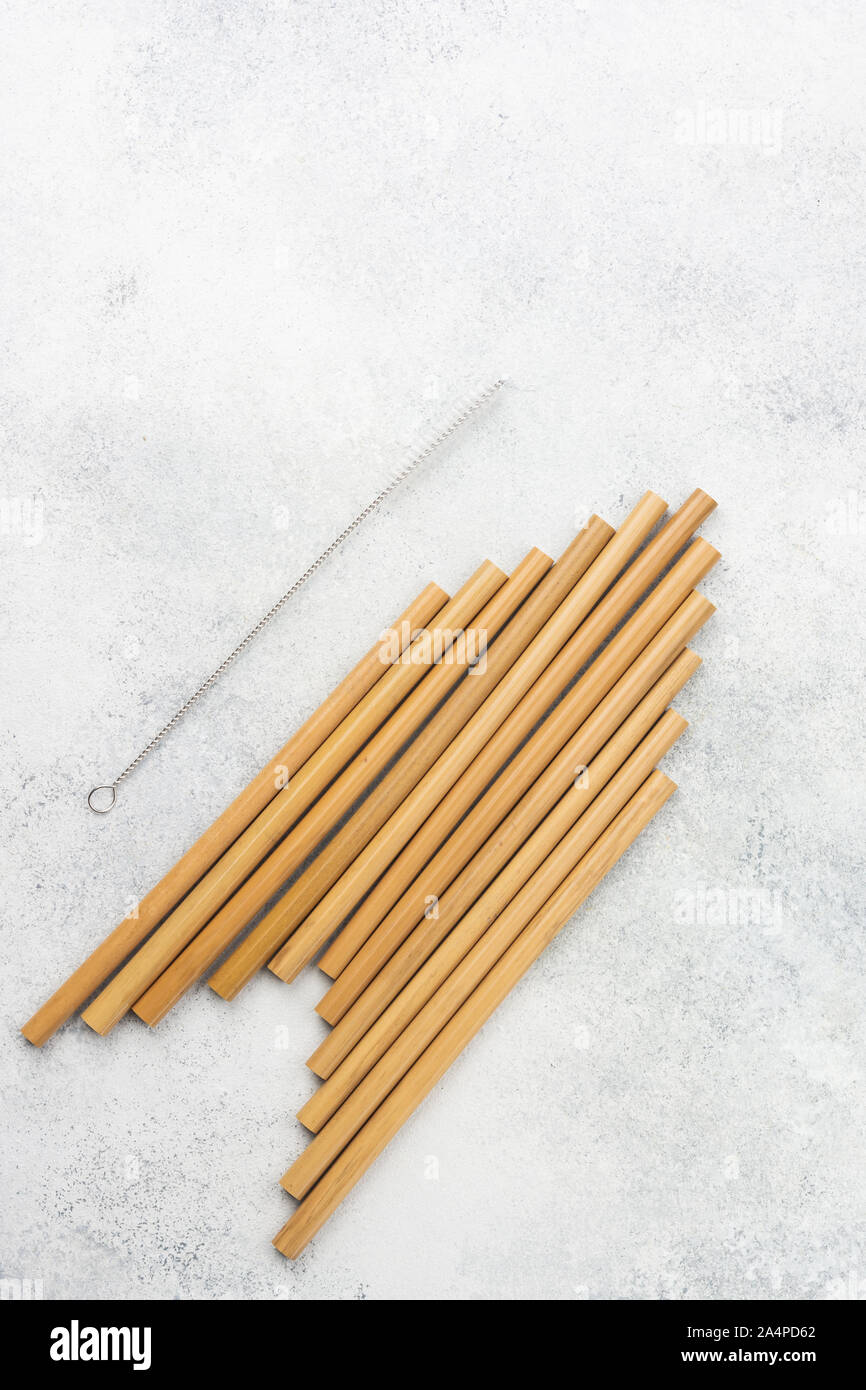 Stapel von Umweltfreundlich biologisch abbaubar Bambus Strohhalme auf weißer Tisch, selektiver Fokus Stockfoto