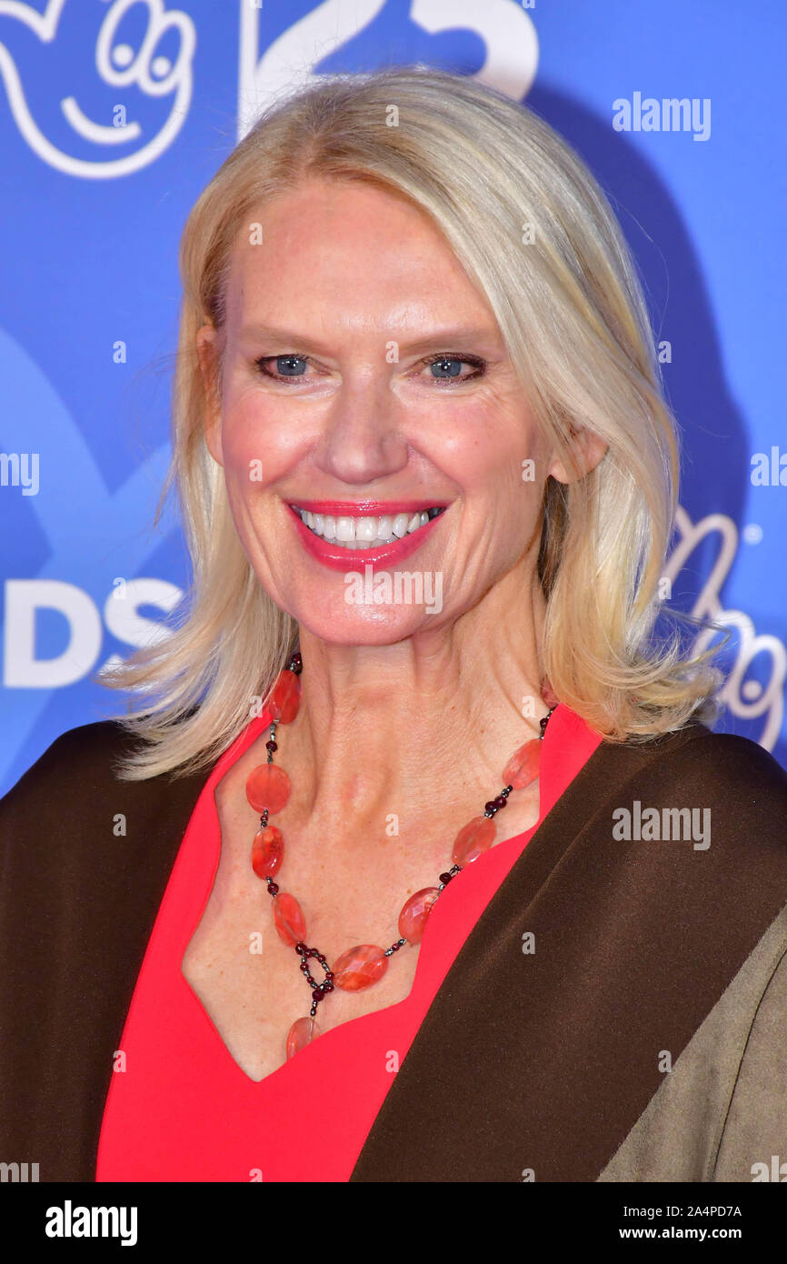 London, Großbritannien. 15 Okt, 2019. Anneka Rice besucht BBC1 der Nationalen Lotterie Awards 2019 bei BBC Television Centre, 101 Wood Lane, am 15. Oktober 2019, London, UK. Bild Capital/Alamy leben Nachrichten Stockfoto