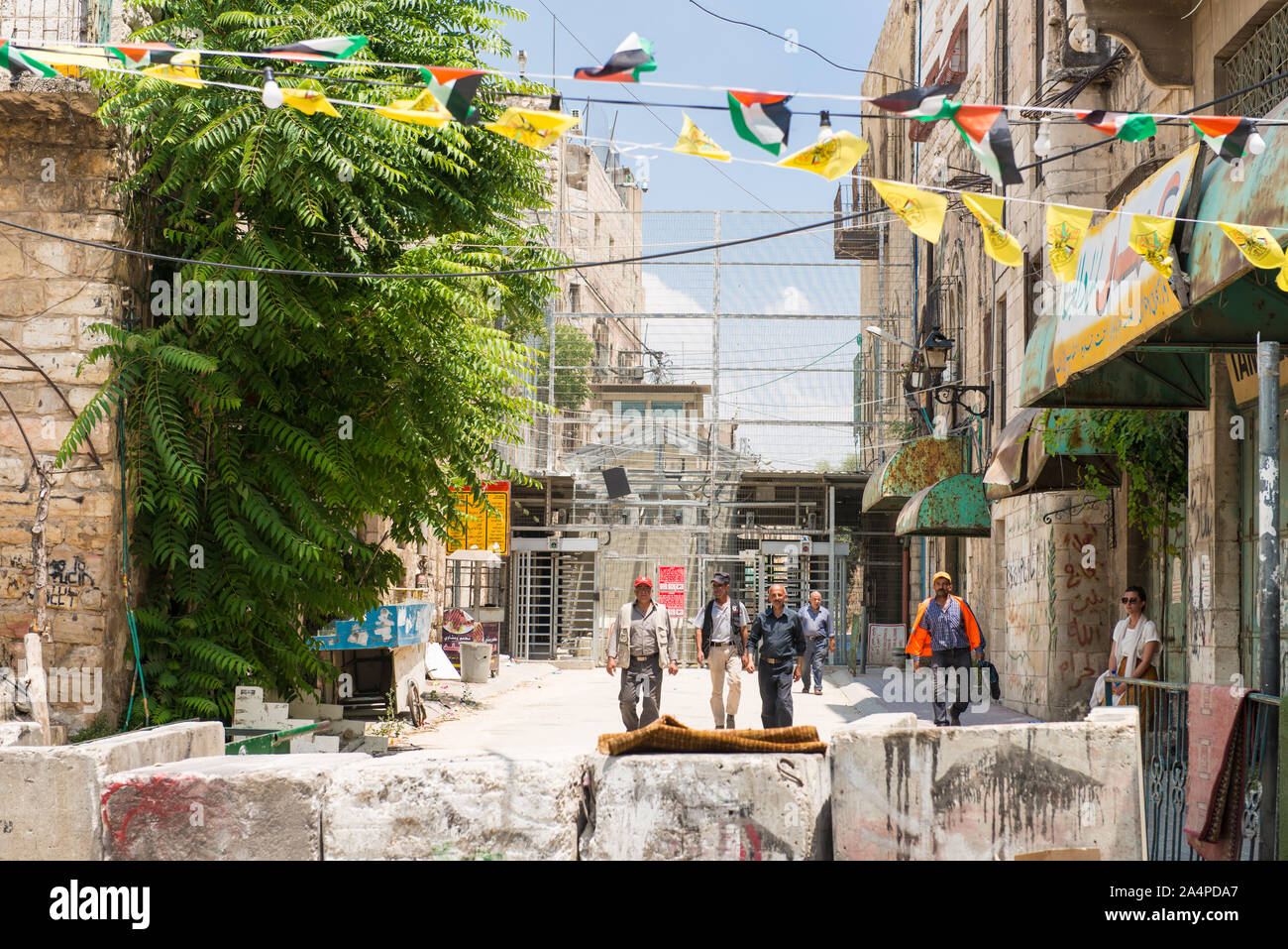 Ein Blick auf die Straße von einem Kontrollpunkt in Hebron einer palästinensischen Stadt in der südlichen West Bank, südlich von Jerusalem. Stockfoto