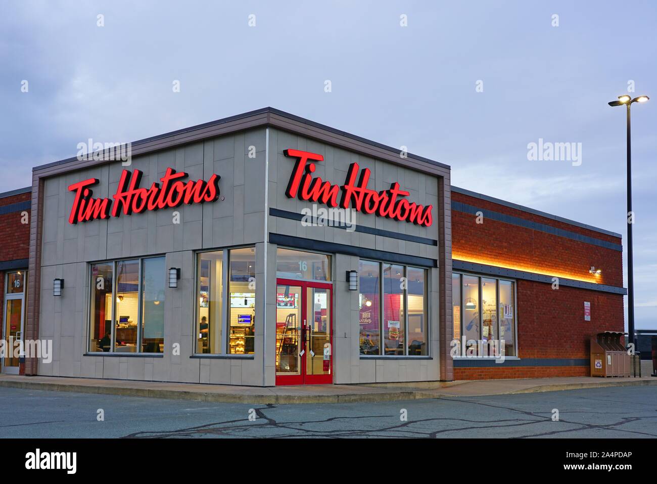 HALIFAX, Nova Scotia-7 OKT 2019 - Blick auf ein Tim Hortons fast food Restaurant in Halifax, Nova Scotia, Kanada. Stockfoto