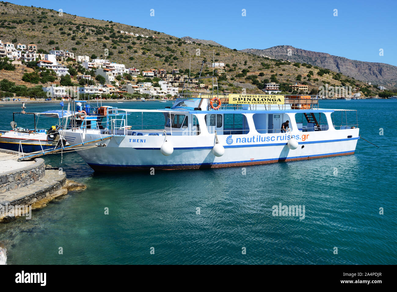 PLAKA, Griechenland - Mai 14: Die Motoryacht Tour nach Spinalonga Insel am 14. Mai 2014 in Plaka, Griechenland. Bis zu 16 Mio. Touristen werden erwartet, um Griechenland zu besuchen Stockfoto