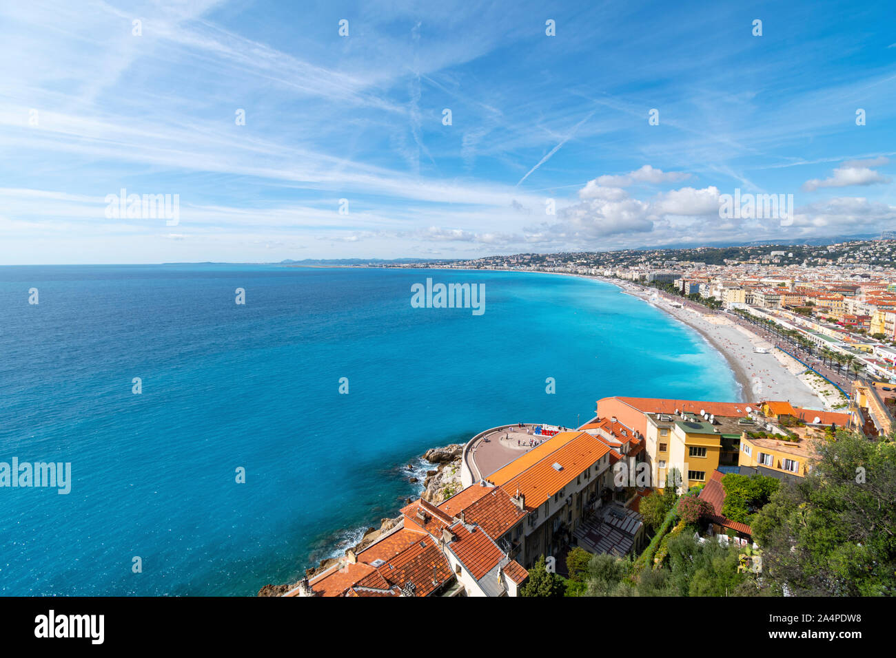 Ein Blick auf die Altstadt Vieux Nice, Ich liebe schöne Zeichen, Strand, Bucht der Engel und der Promenade vom Castle Hill an der Riviera in Nizza, Frankreich. Stockfoto