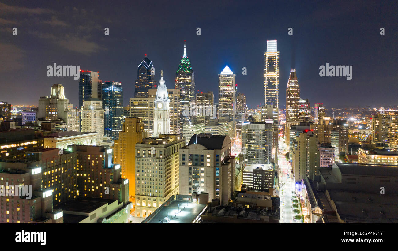 Die Lichter auf den Gebäuden und in den Büros in der Innenstadt von städtischen Kern von Philadelphia kommen Stockfoto
