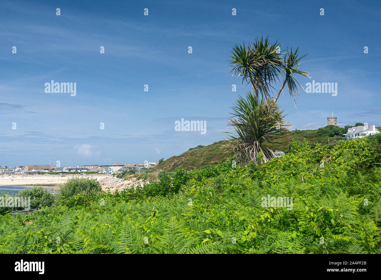 Blick auf den Porthcressa Beach und den Buzza Tower auf dem Buzza Hill, St Mary's, Isles of Scilly Stockfoto