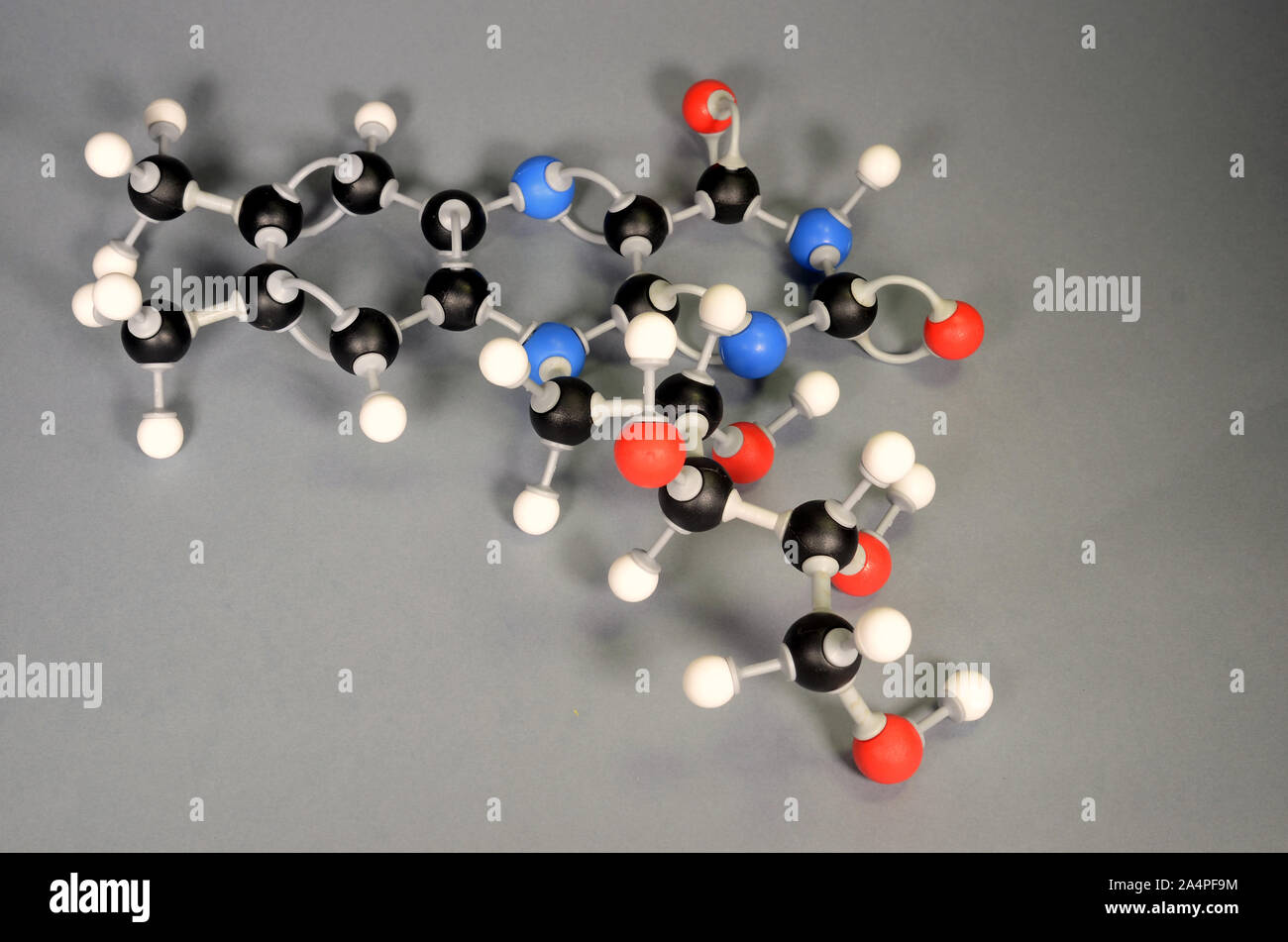 Molekülmodell des Vitamins B2. Weiß ist Wasserstoff, schwarz Carbon, Rot ist Sauerstoff, Weiß ist Wasserstoff, schwarz ist Kohlenstoff, Sauerstoff, Rot und Blau ist Nit Stockfoto