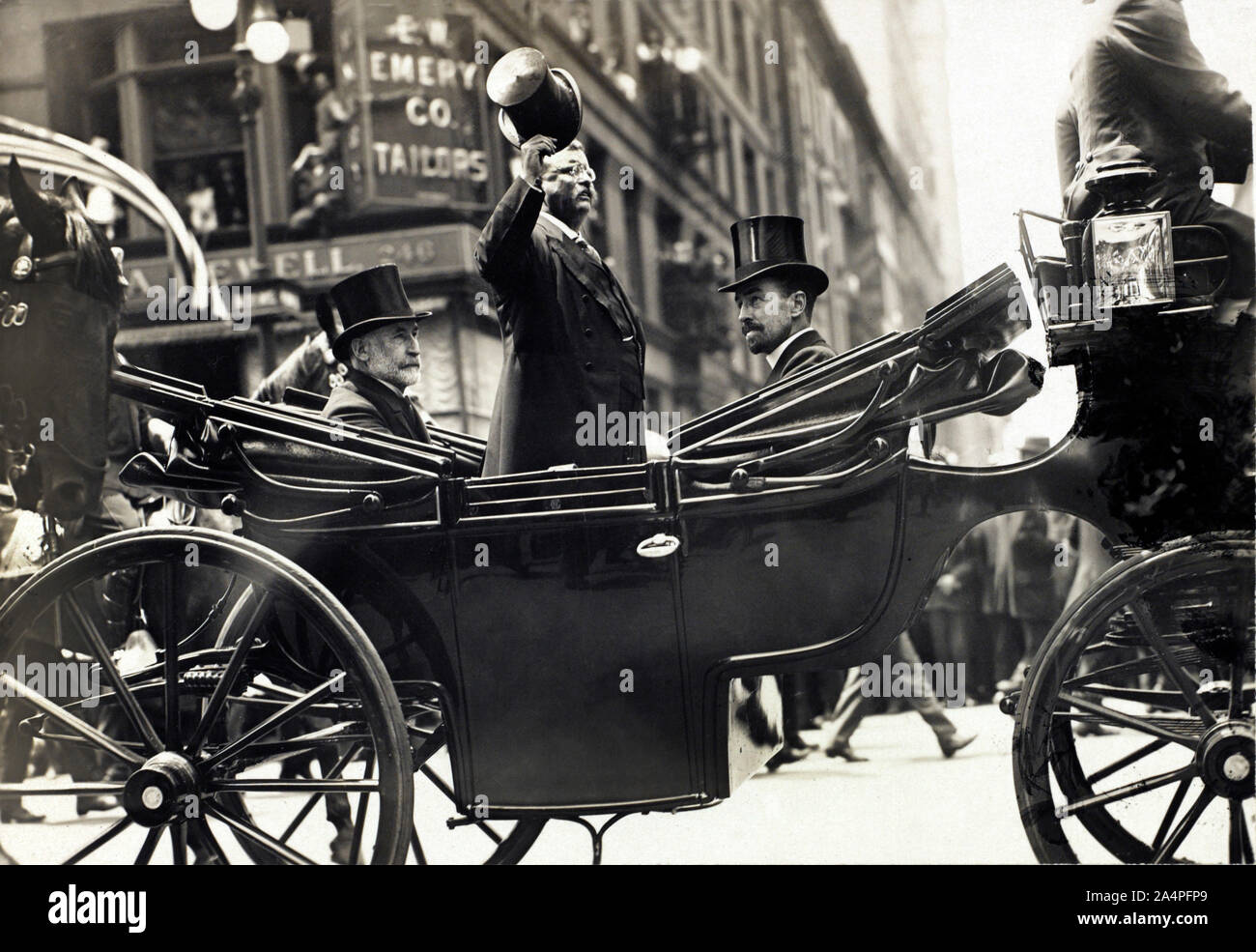 Theodore Roosevelt in Wagen mit seinen Hut gespitzt, während New York City Bürgermeister William Gaynor und Cornelius Vanderbilt während seiner Heimkehr Rezeption sitzen bleiben nach seiner Reise ins Ausland, New York City, New York, USA, Juni 1910 Stockfoto