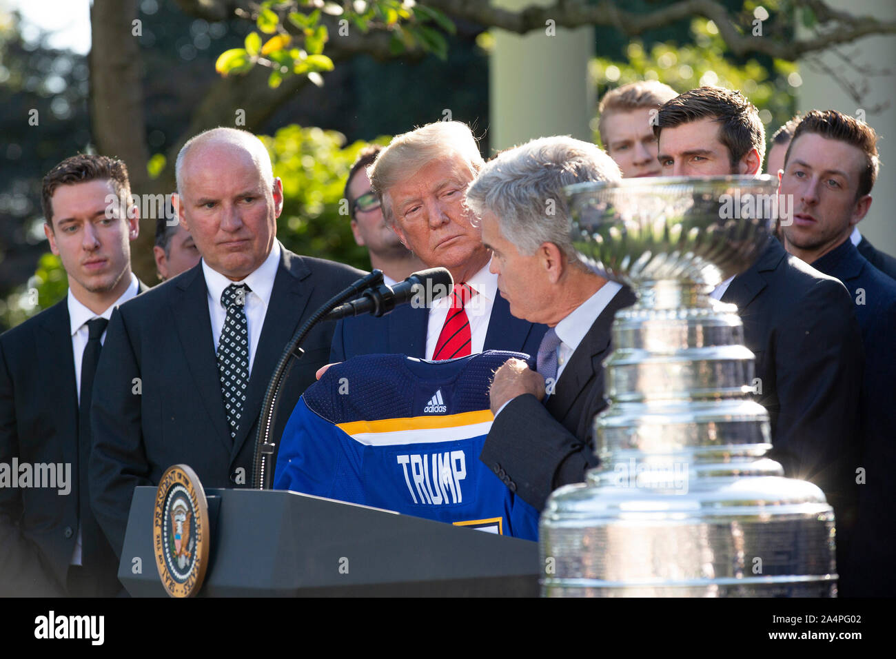 Washington, Vereinigte Staaten von Amerika. 15 Okt, 2019. Eigentümer der St. Louis Blues Tom Stillman stellt United States President Donald J. Trumpf mit einer auf Jersey während einer Veranstaltung im Rosengarten, wo Trumpf die 2019 Stanley Cup Champions im Weißen Haus in Washington, DC, USA am Dienstag, Oktober 15, 2019 geehrt. Credit: Stefani Reynolds/CNP | Verwendung der weltweiten Kredit: dpa/Alamy leben Nachrichten Stockfoto