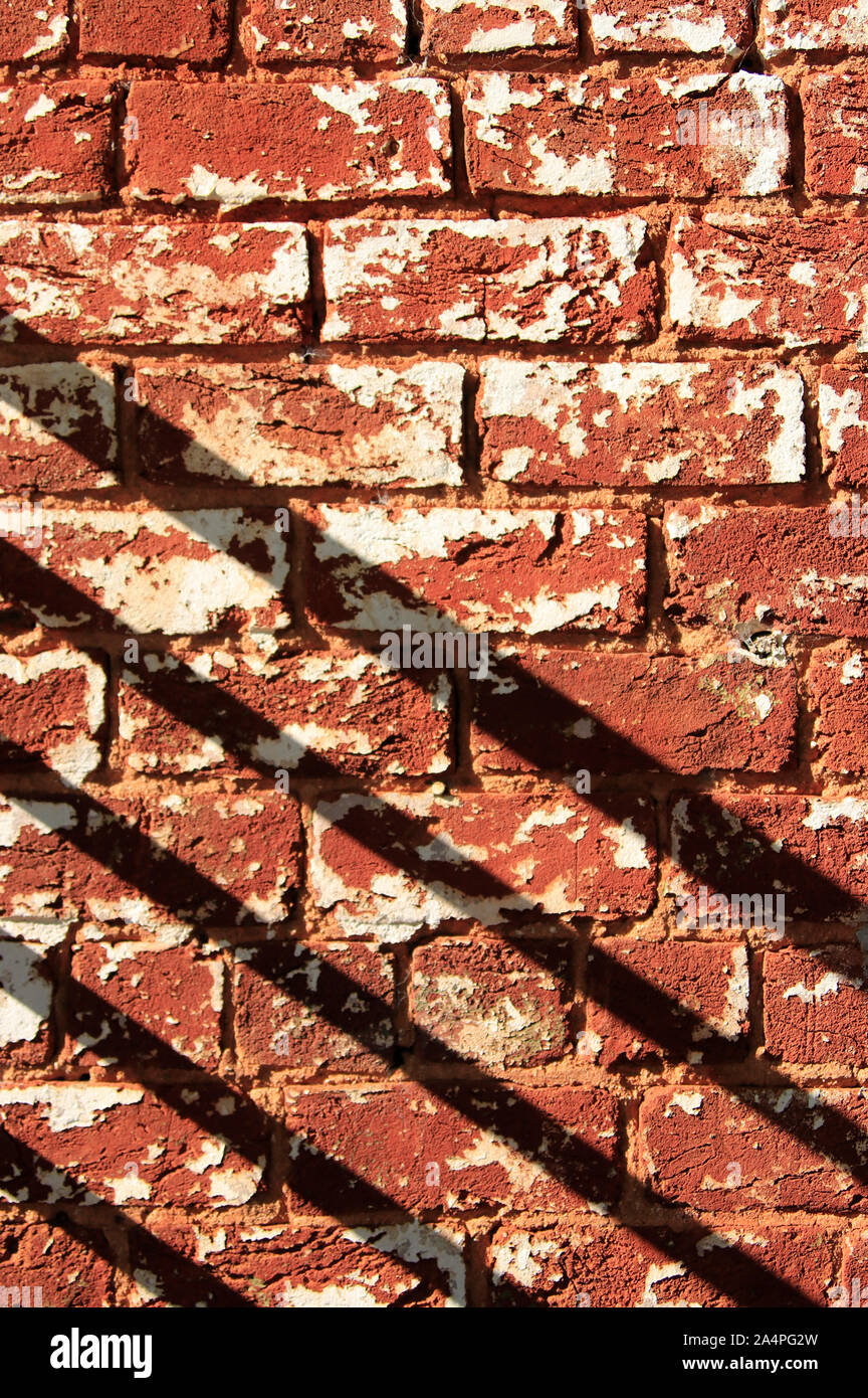 Verwitterte Wand und diagonale Schatten Stockfoto